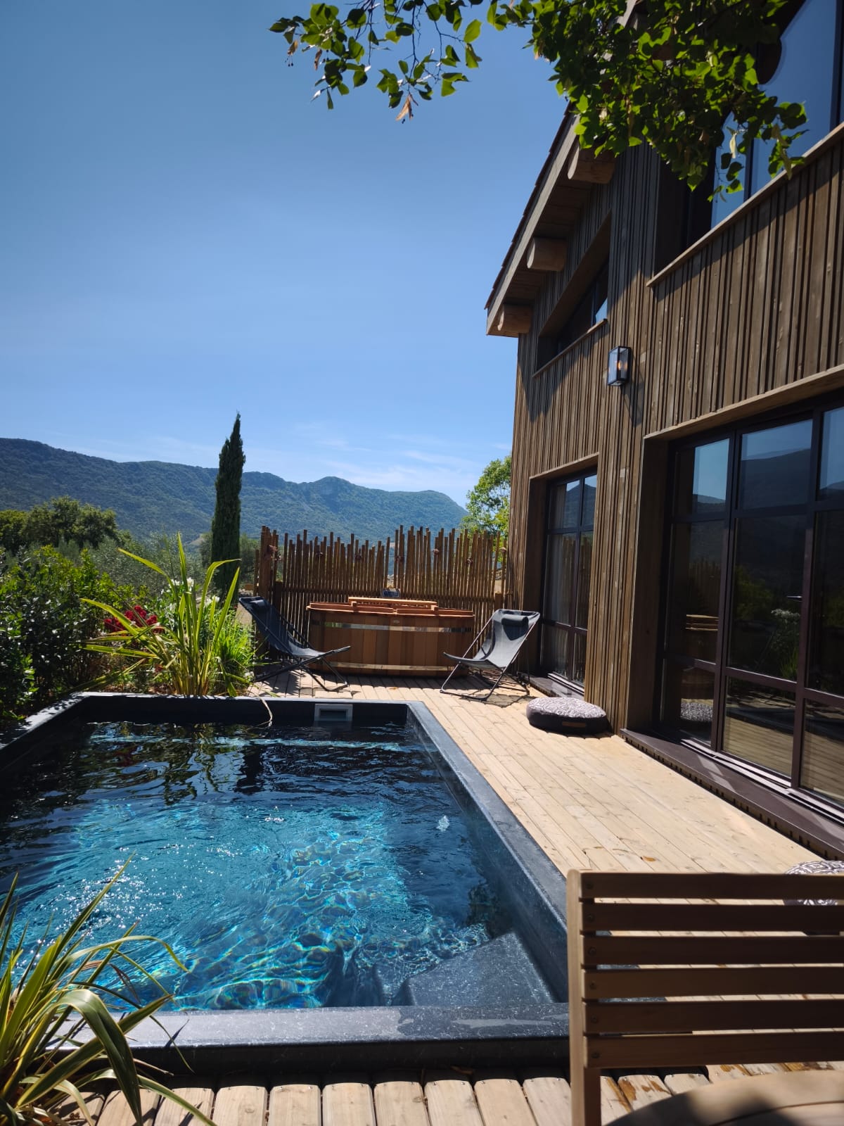 LODGE DES BARONNIES — Maison insolite avec spa et piscine à Drôme à Die — salle de bain