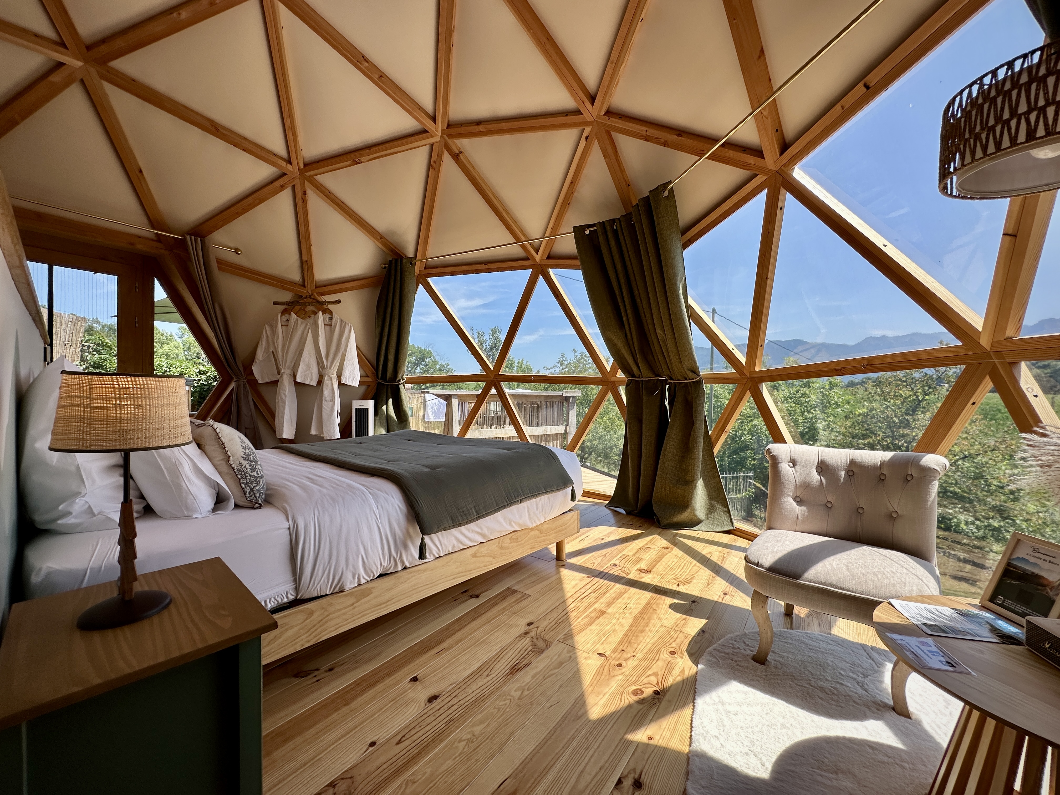 Le dôme avec spa privatif — Nuit romantique avec vue sur les Pyrénées à Pau — espace de vie