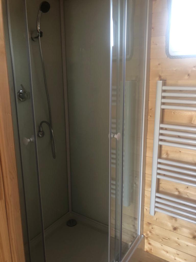 La Tynio : une tiny house moderne en Bretagne à Sarzeau — salle de bain