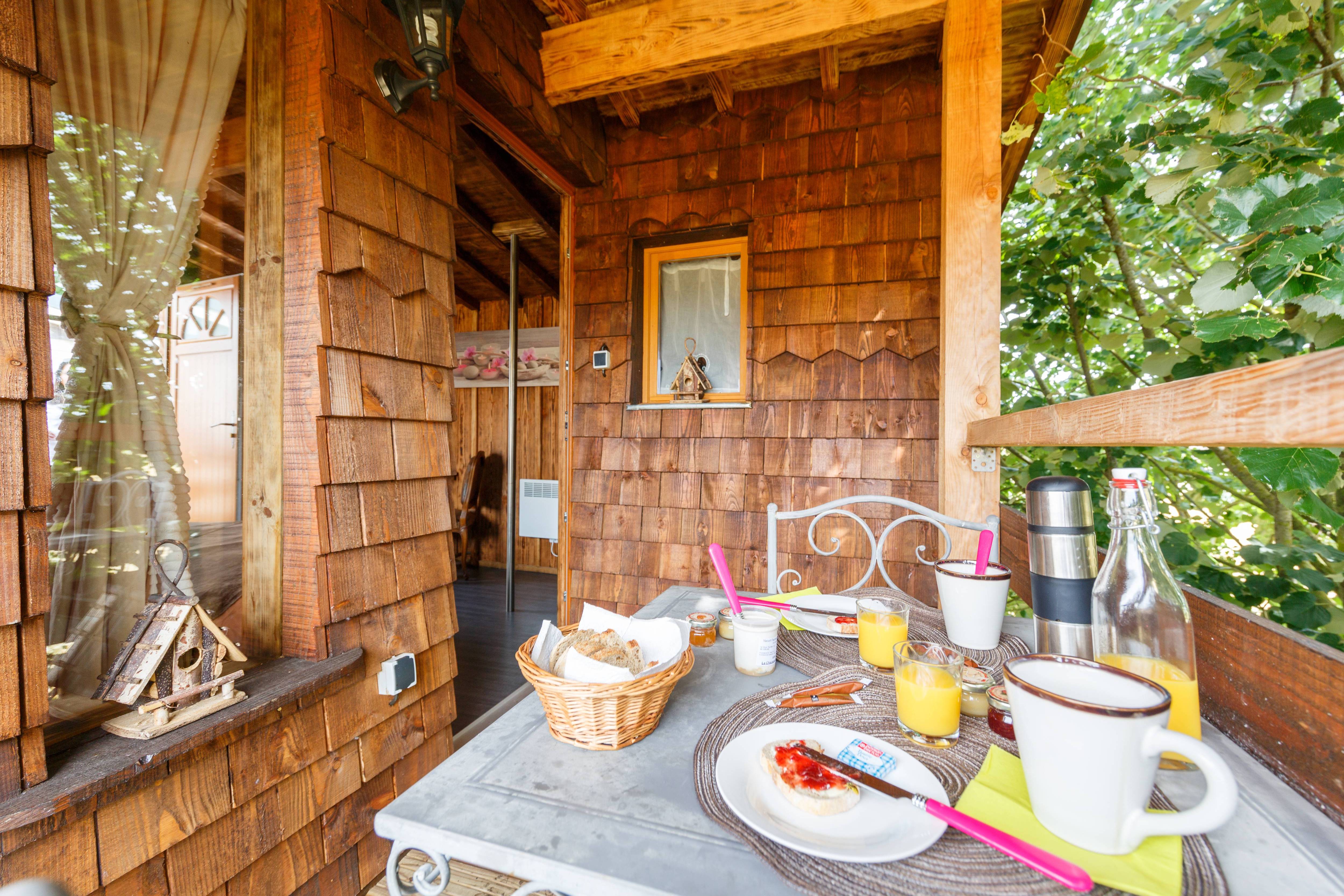 L'Ourson Love : une cabane sur pilotis au cœur de la Picardie à Essuiles — vue intérieure
