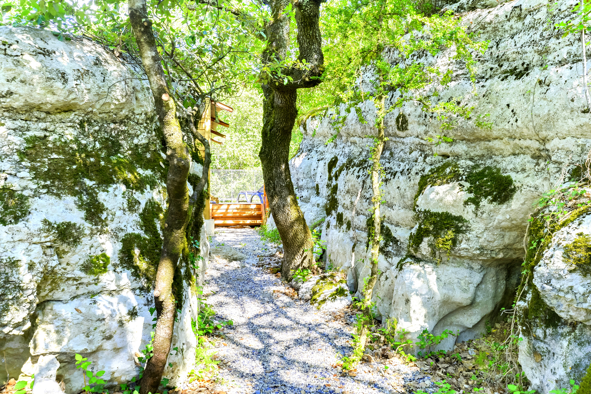 Le Vallon : un ecolodge enchanteur en Rhône-Alpes à Balazuc — vue depuis la terrasse