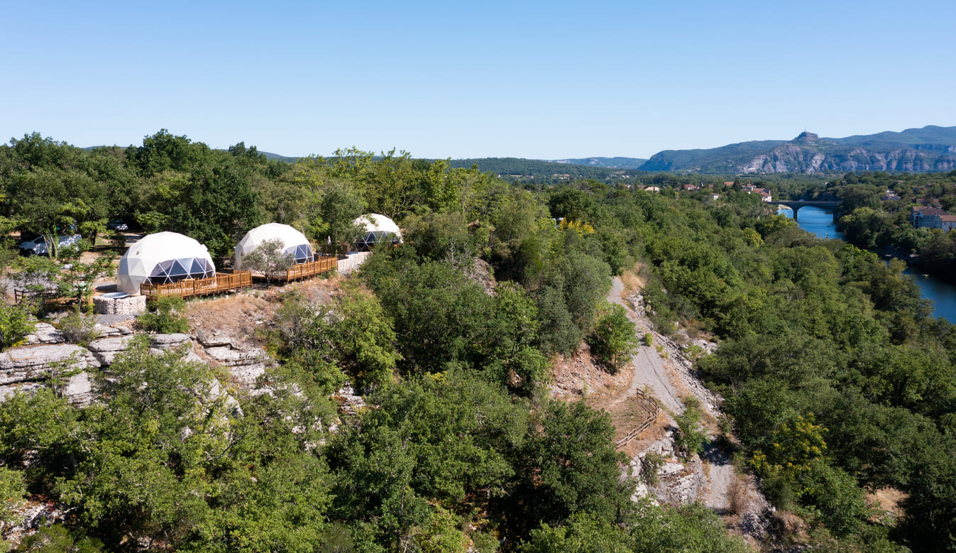 Évasion dans une bulle insolite avec spa premium en Rhône-Alpes à Ruoms — espace de vie
