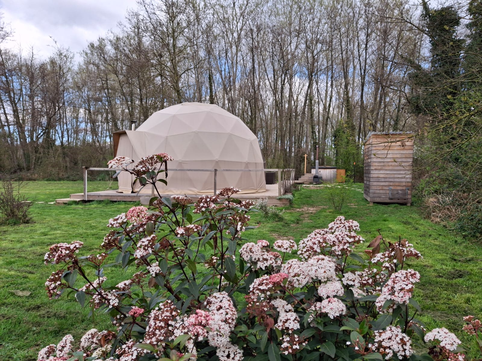 Le Grand Dôme — Nuit cocooning avec bain nordique à Ain à Druillat — chambre