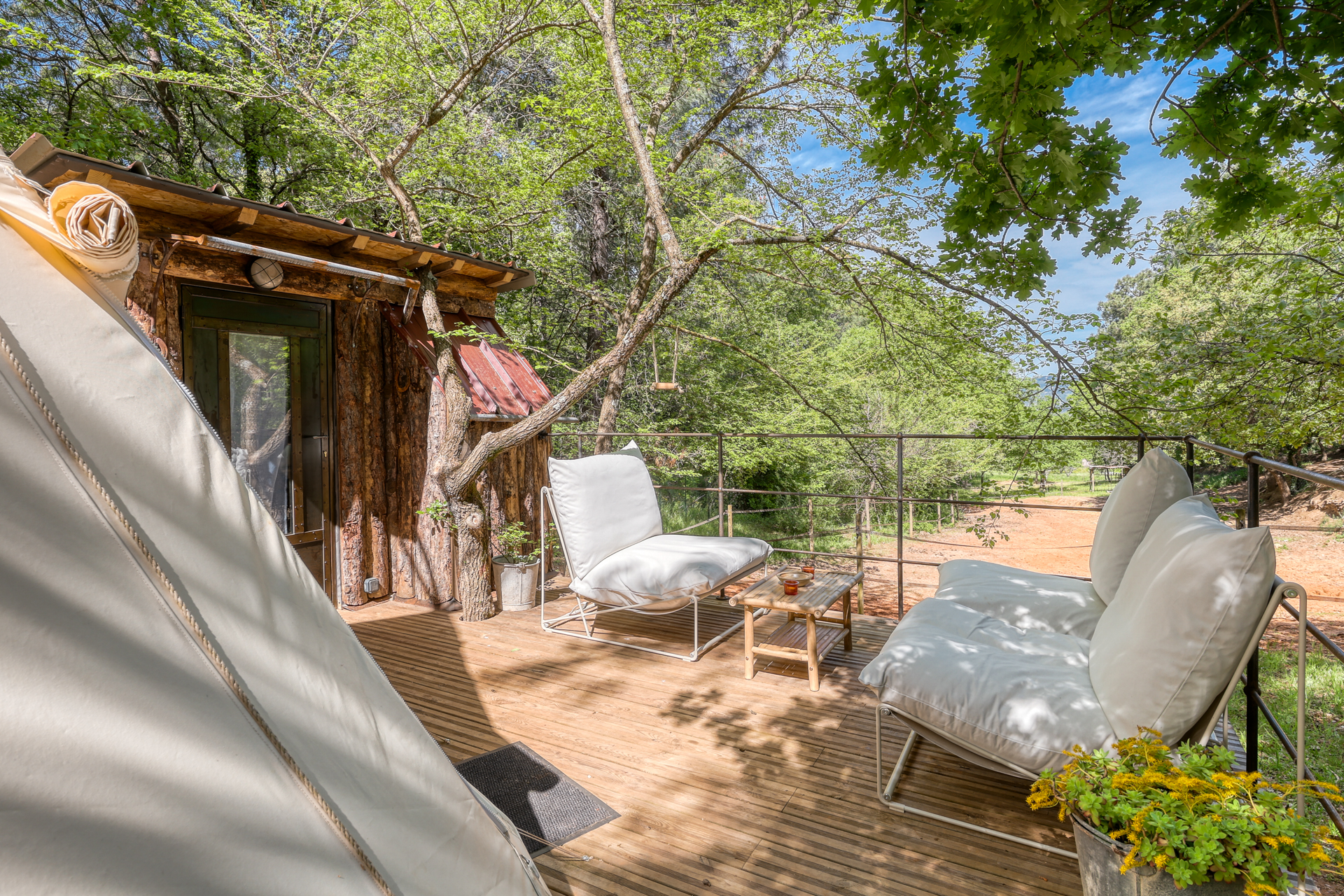 La Tribu des Ocres — Nuit conviviale dans un Tipi avec terrasse à Vaucluse à Fontaine-de-Vaucluse — environnement naturel
