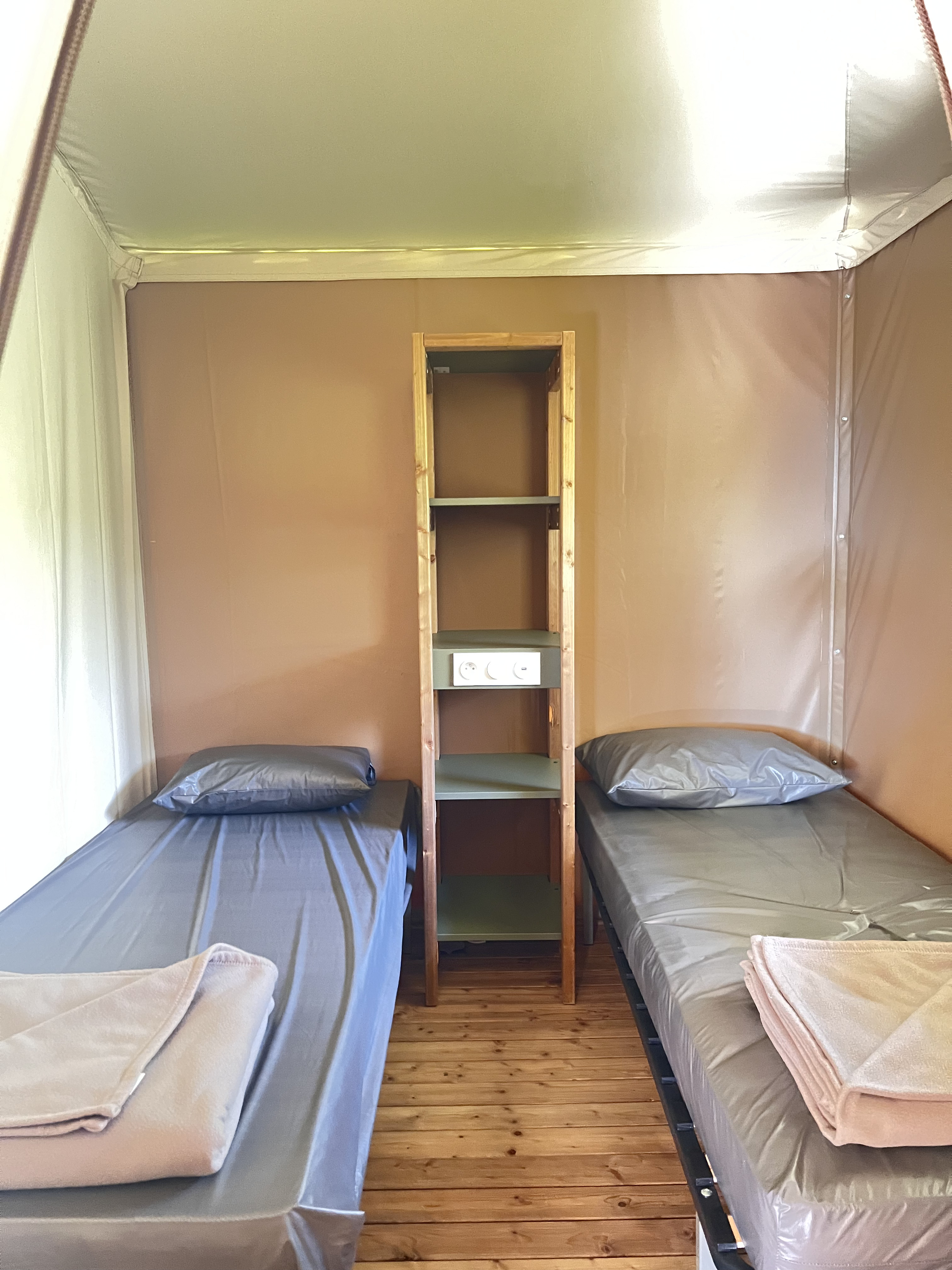 Tente Lodge Safari : une expérience de glamping en pleine nature à Aups — vue depuis la terrasse