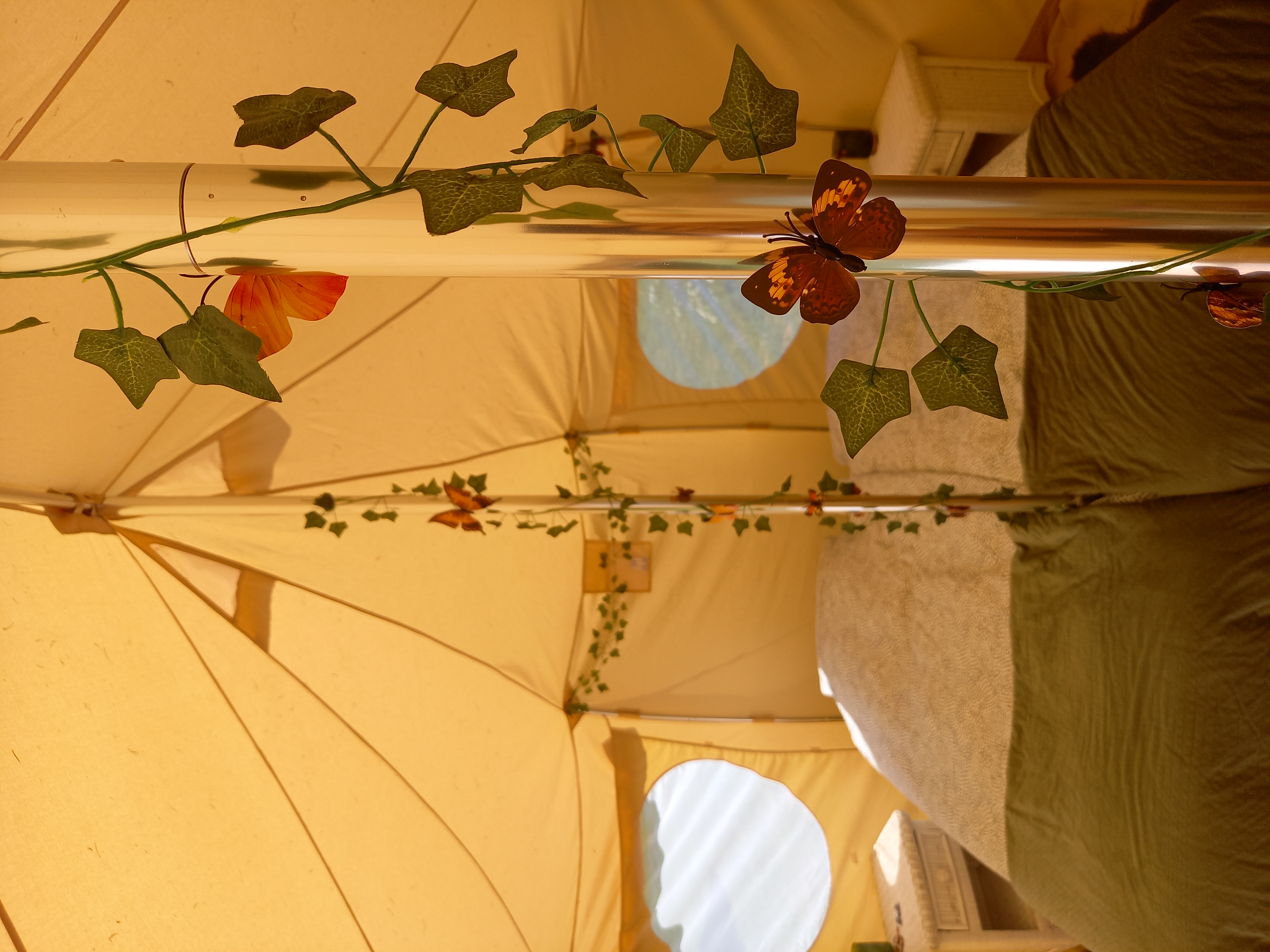 Tente jungle avec ambulance militaire — Nuit insolite à Allier à Marcenat — environnement naturel