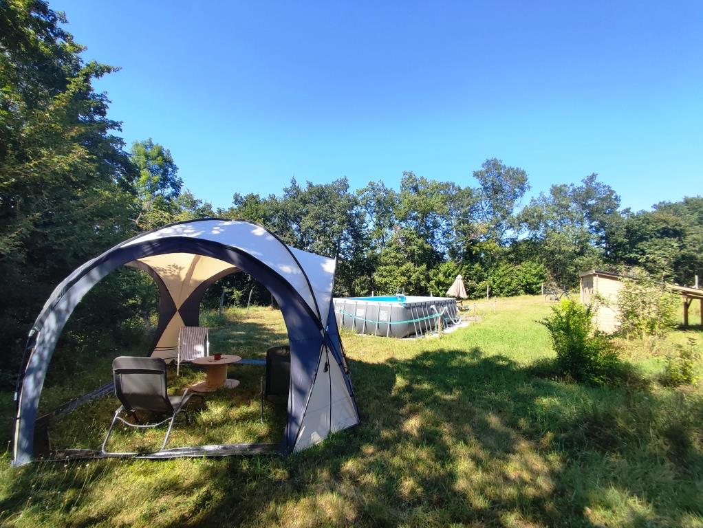 Tente Lodge Cassis : une immersion au cœur de la nature à Dun — détail architectural