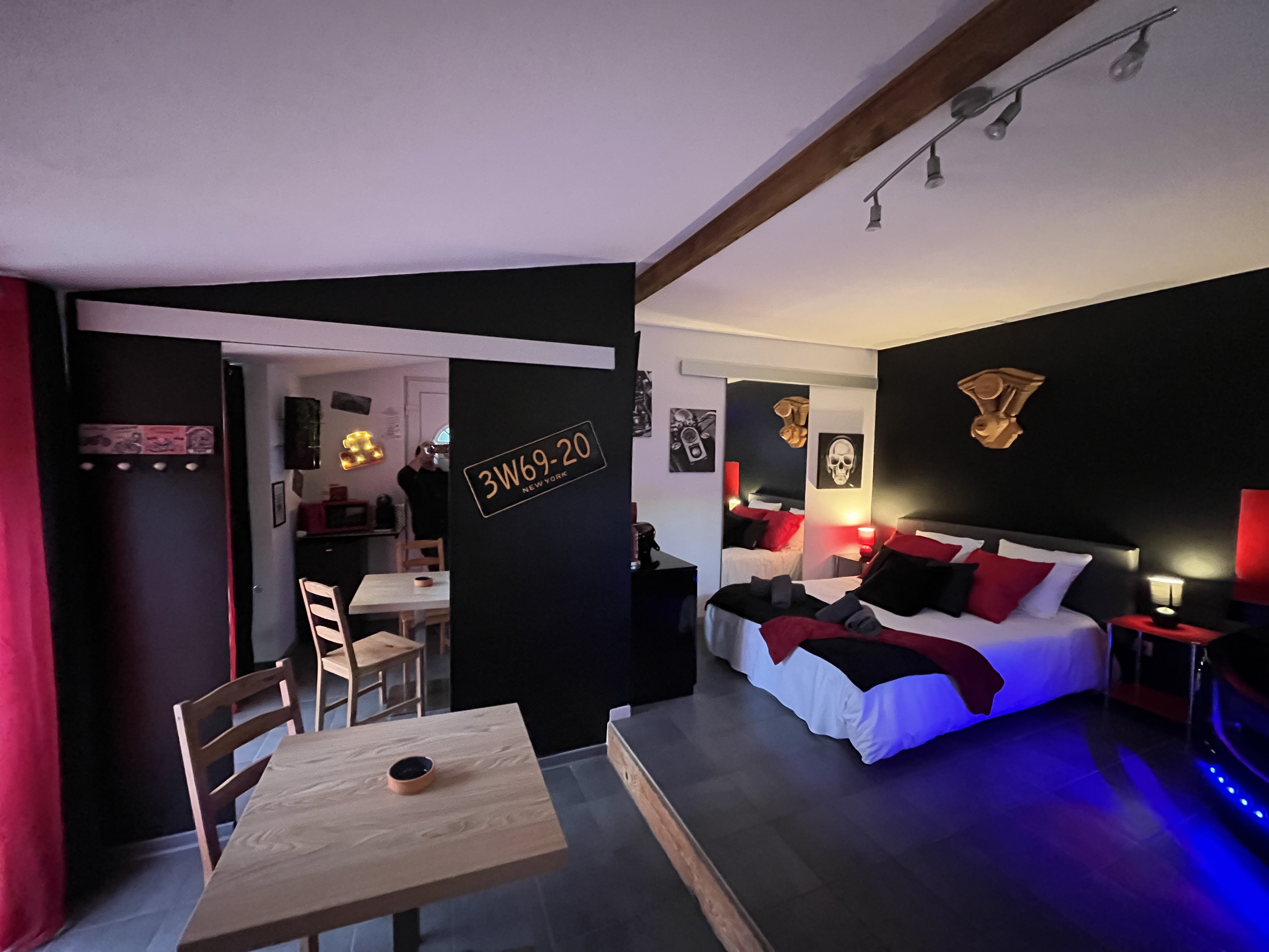 Kustom Kulture — Chambre à thème avec baignoire balnéo à Tarn à Albi — salle de bain