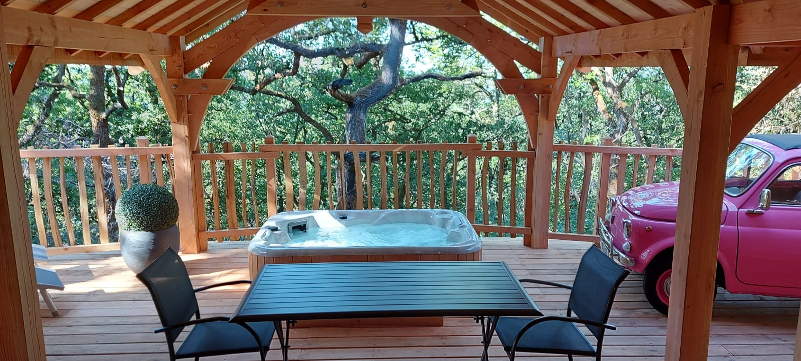 Cabane Spa Vintage Prestige — Nuit perchée avec jacuzzi à Lot-et-Garonne à Agen — salle de bain
