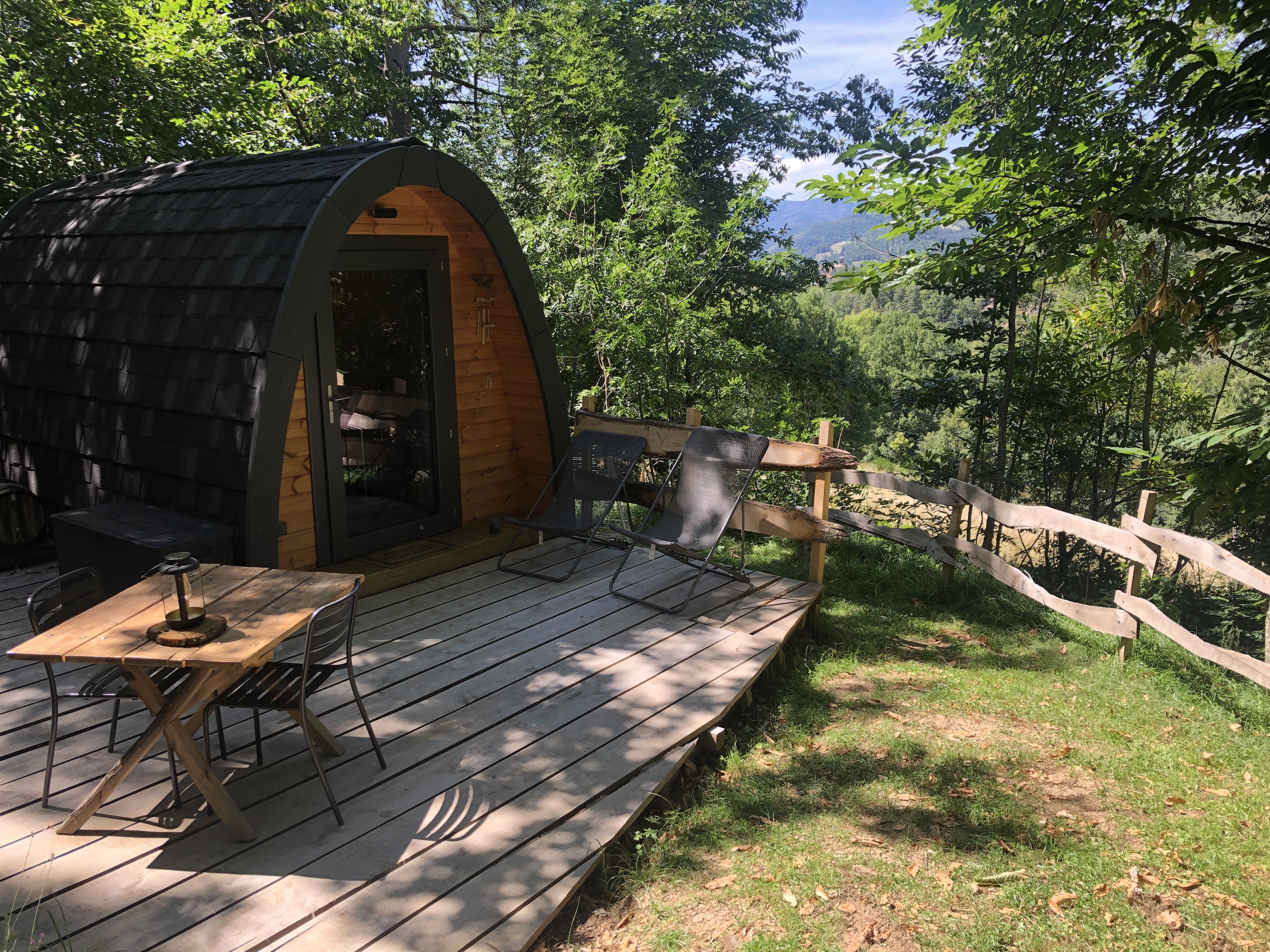 Cabane sous les châtaigniers — Nuit cocooning en Ardèche à Saint-Étienne-de-Boulogne — vue intérieure