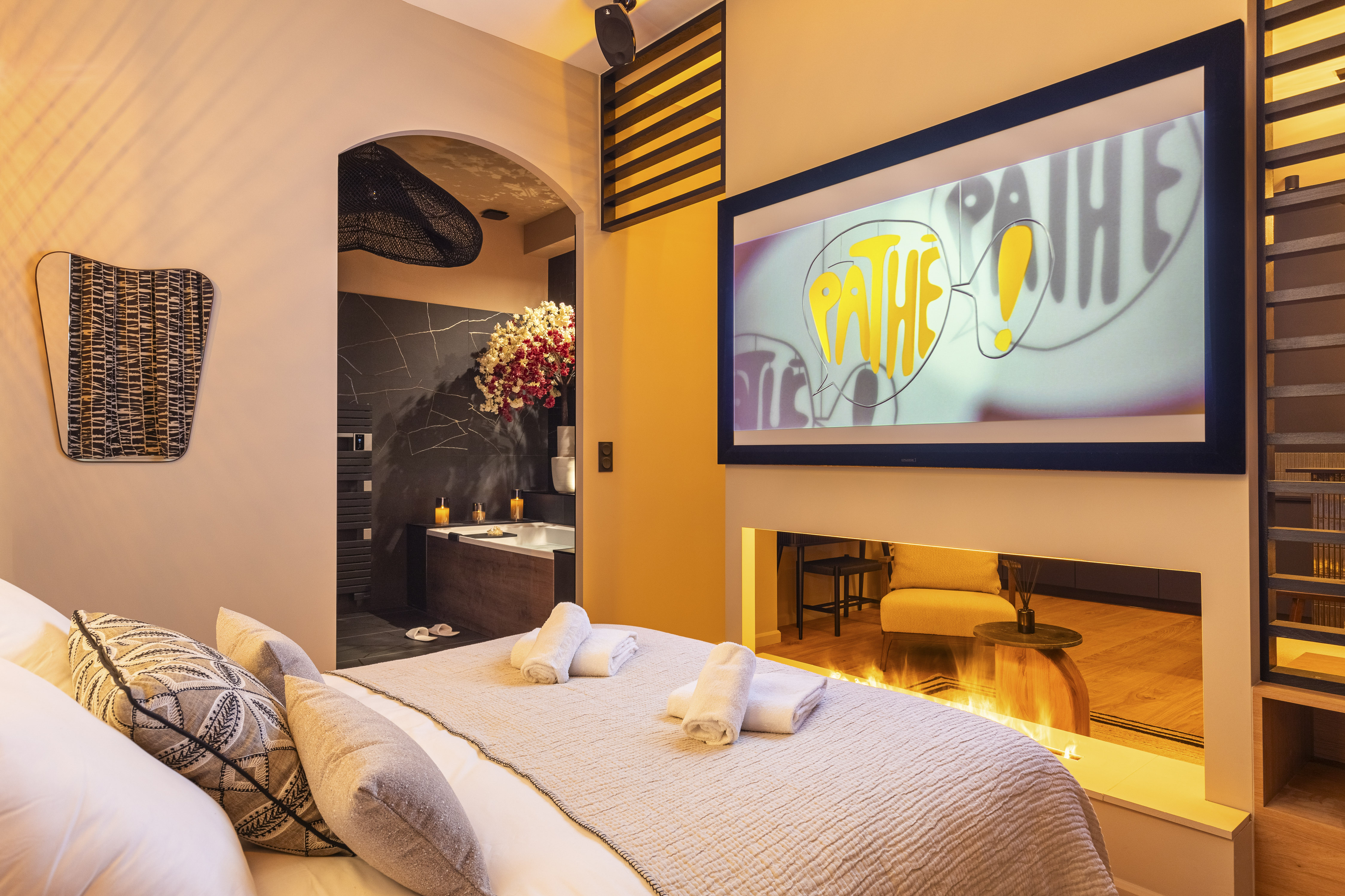 Une expérience immersive dans une suite de luxe avec spa et cinéma à Lyon — espace de vie
