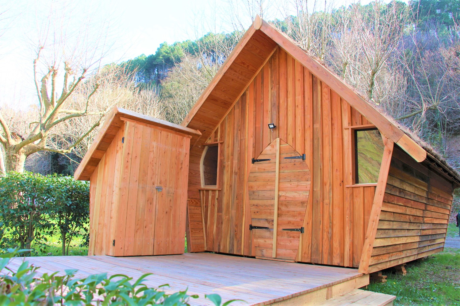 Cabane châtaigne Pellegrine : une évasion au bord de la rivière à Peyremale — environnement naturel