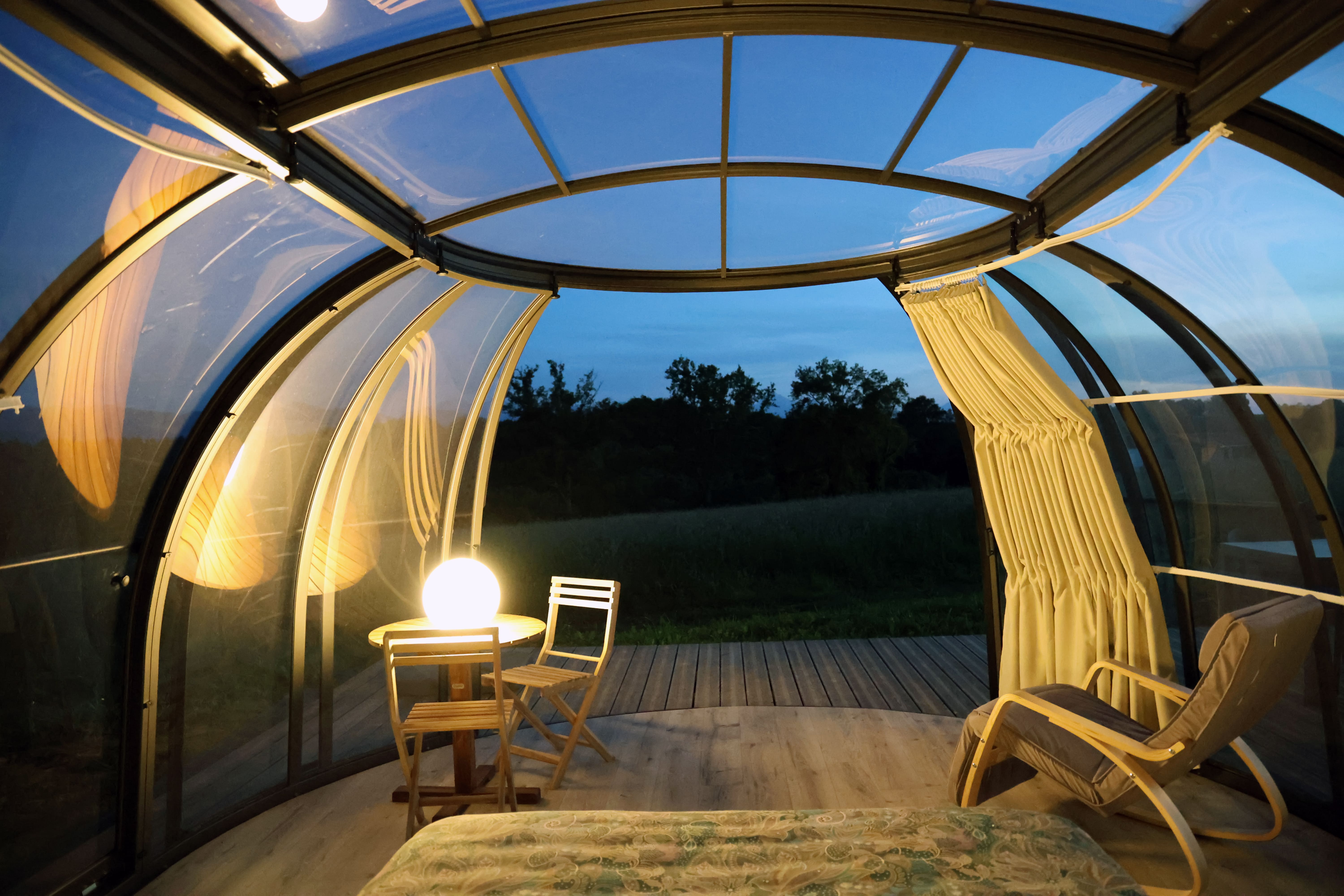 Évasion étoilée dans une bulle avec spa privatif à Les Tourreilles — chambre