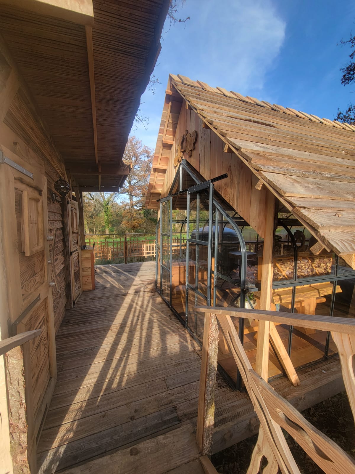 Le refuge d'Elrond : une évasion inclassable avec bain nordique à Saint Sulpice Les Feuilles — détail architectural