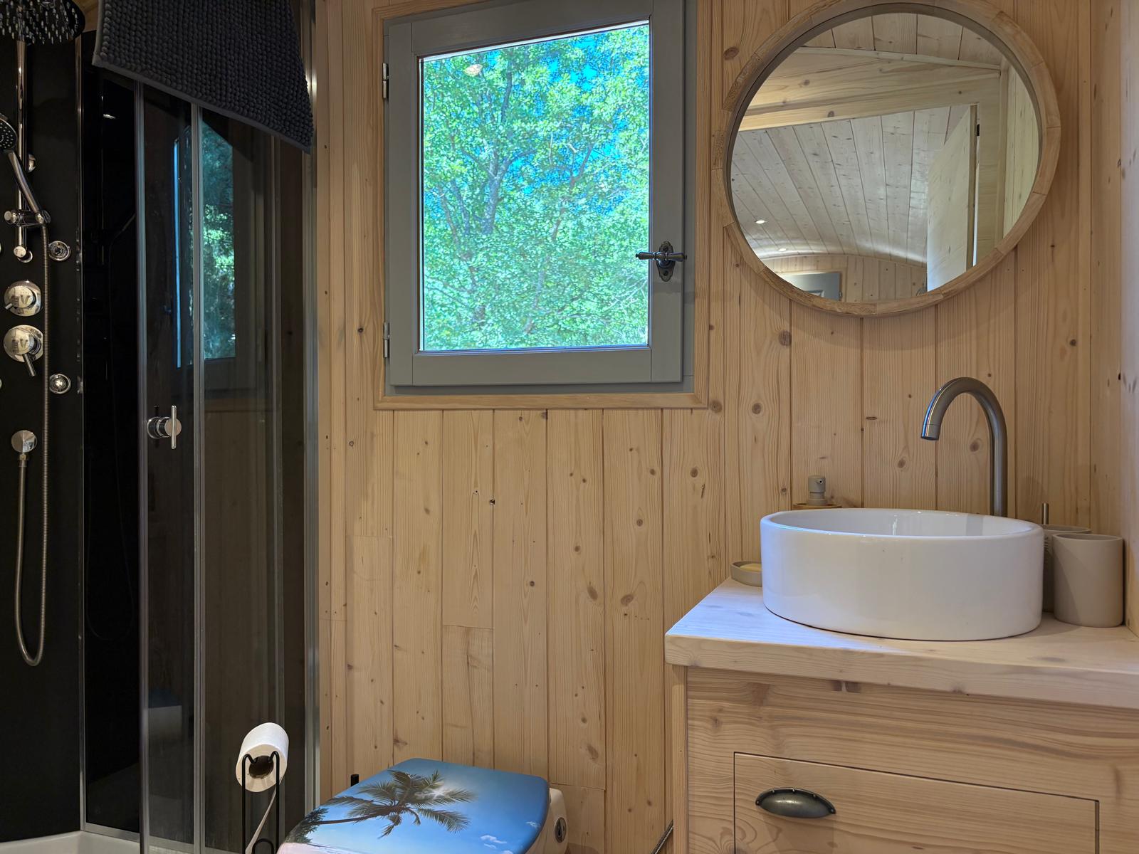 La Bignone — Roulotte avec Spa partagé à Var à Draguignan — détail architectural
