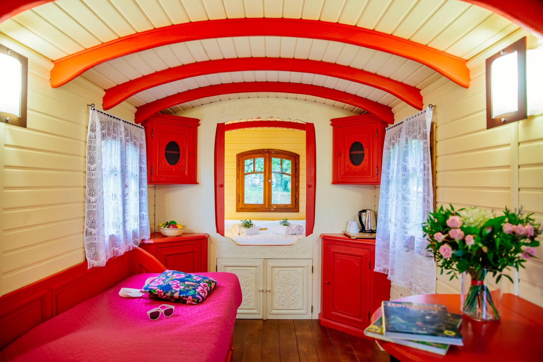 Roulotte Tzigane — Séjour bohème avec spa à La Teste-de-Buch (Gironde) à Le Nizan — détail architectural