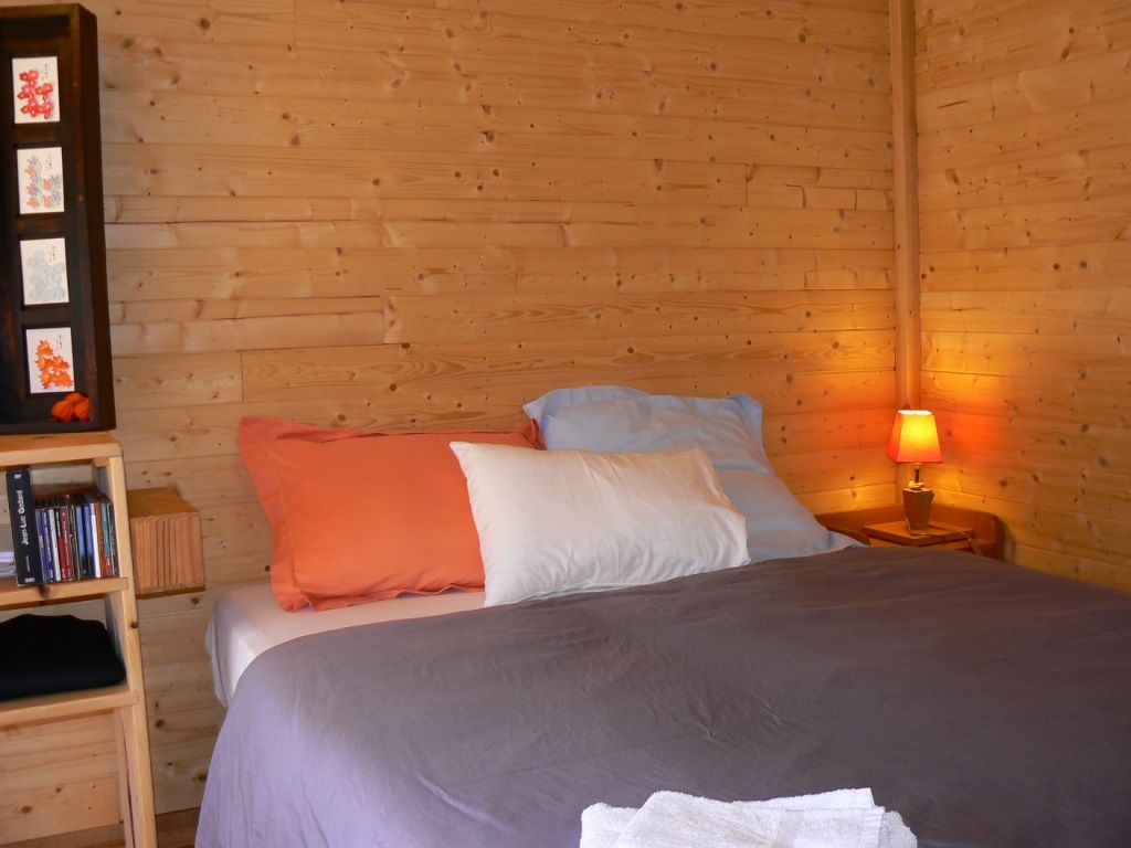 La Cabane sur pilotis : une évasion unique en Languedoc-Roussillon à Chambon — environnement naturel