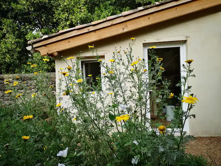Yourte au coeur du village de Fontvieille — Nuit authentique en Provence à Fontvieille — environnement naturel