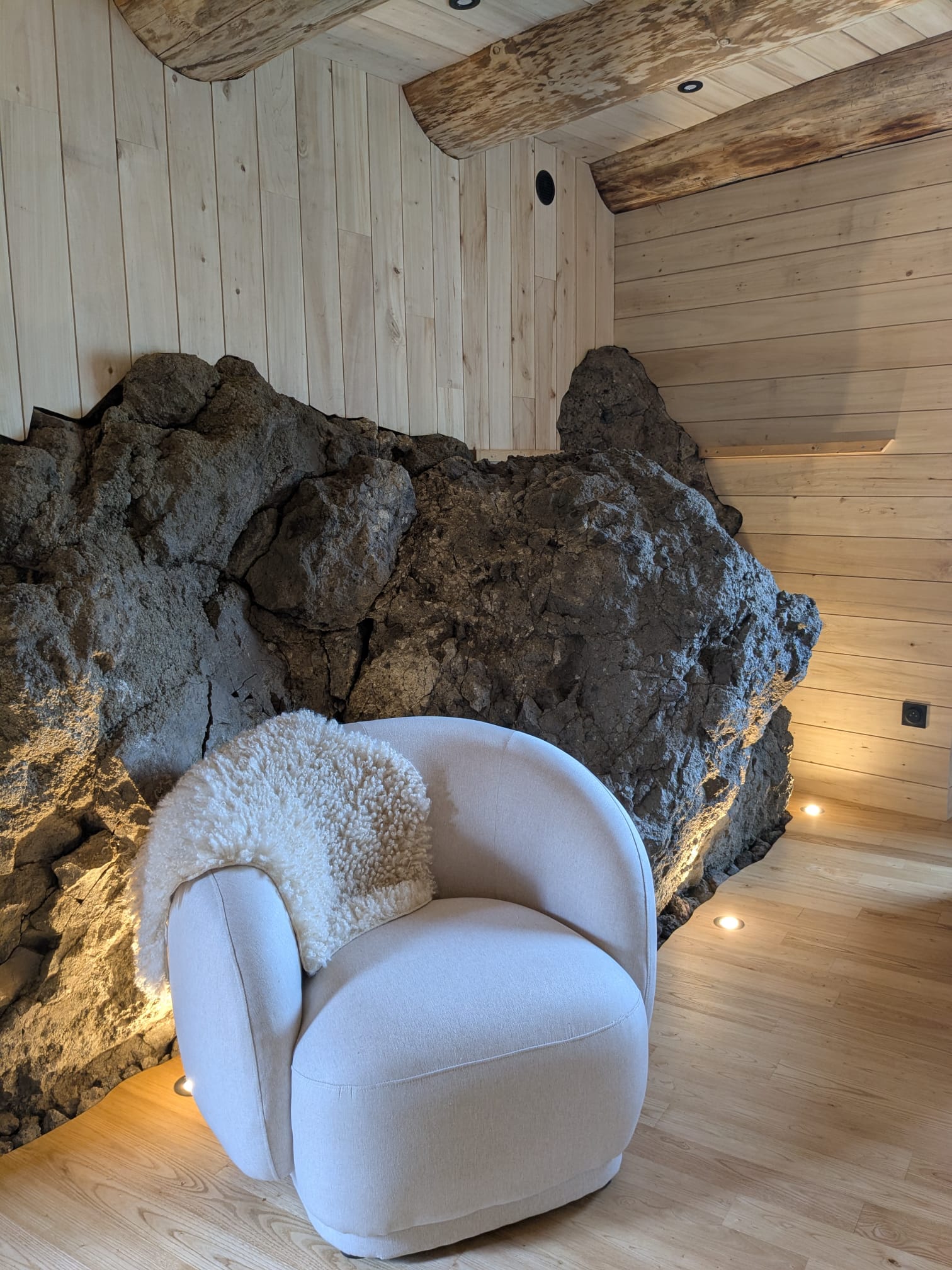 La belle Troglodyte des volcans : un refuge insolite en Auvergne à Chambon Sur Lac — vue intérieure