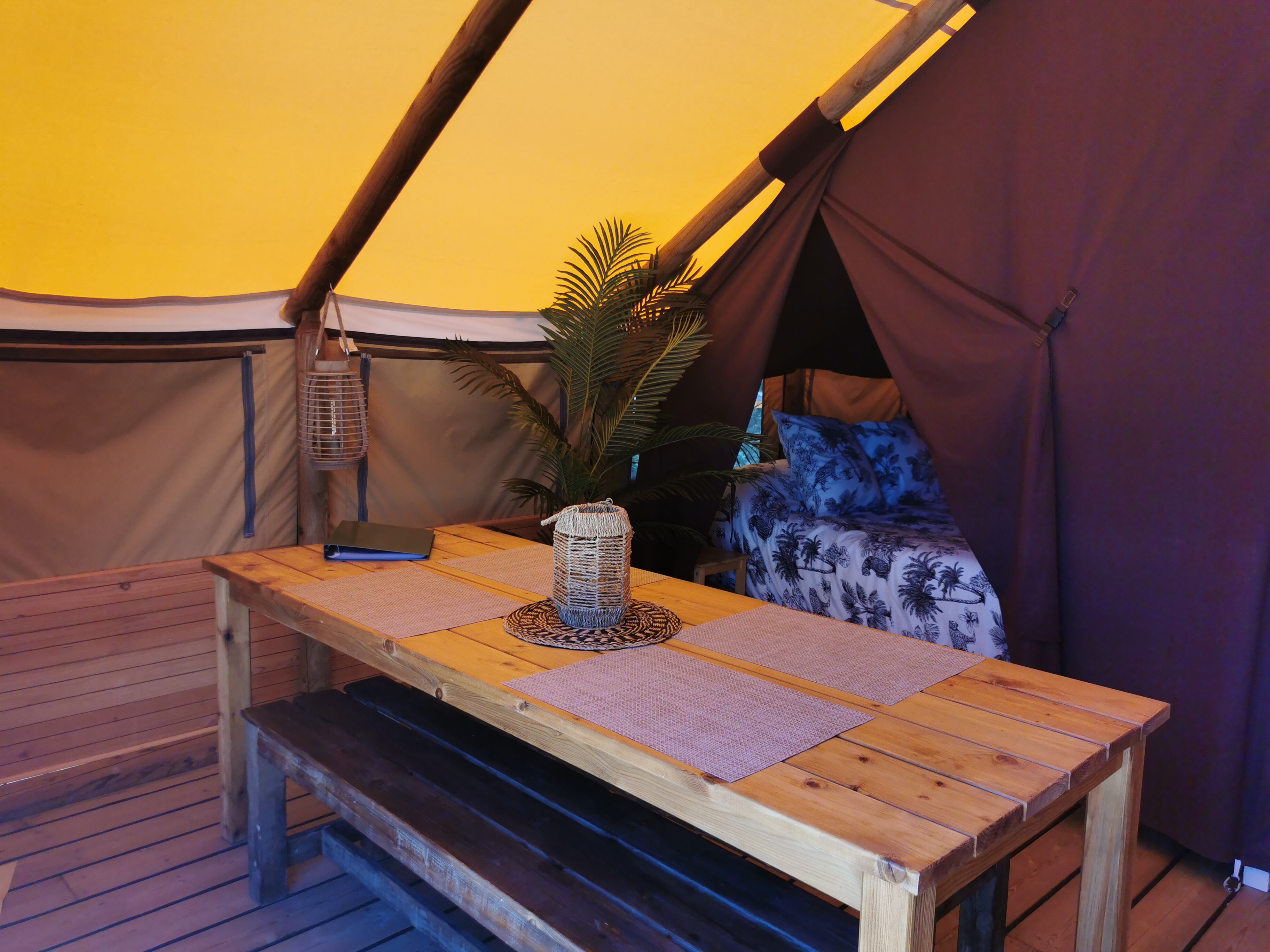 Un séjour cocooning dans une tente lodge en pleine nature à Ansignan — vue intérieure