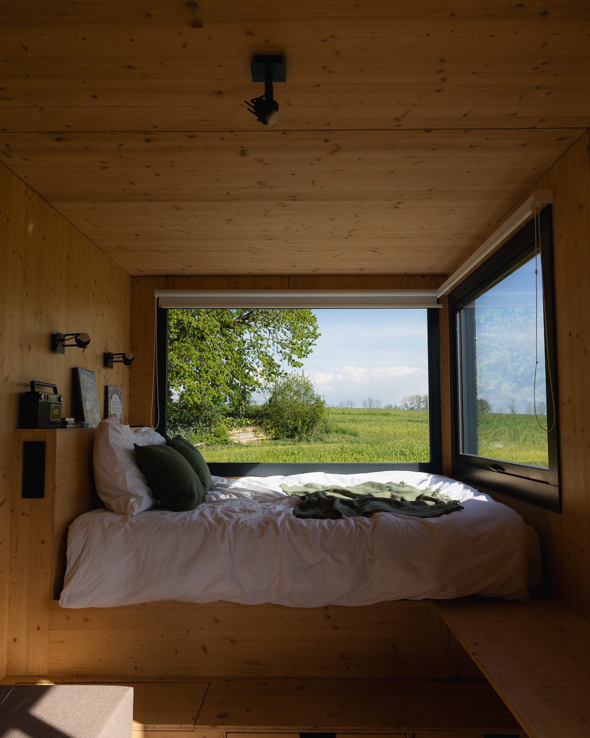 Tiny house moderne au cœur d'un verger en Lorraine à Rarécourt — vue intérieure
