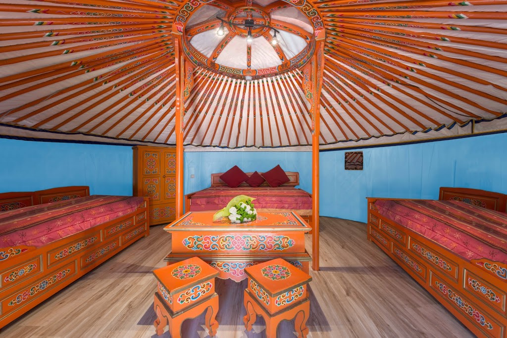 Yourte Mongole — Séjour insolite avec spa à Dienné (Vienne) à Dienné — espace de vie