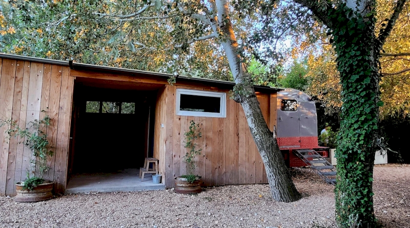 Le Truck-Lodge le GOELETTE : Une expérience inclassable en Provence à Saint-Andiol — détail architectural