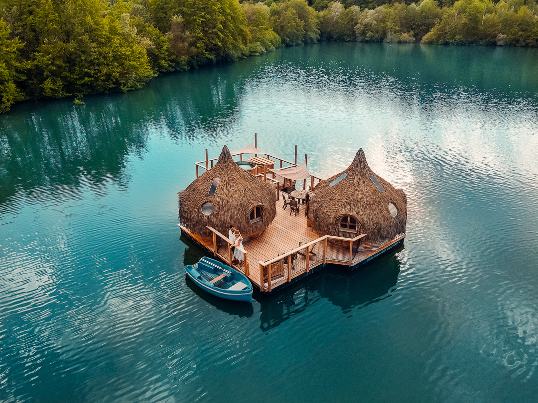 Cabane Spa Odyssée : une évasion sur l'eau en Franche-Comté