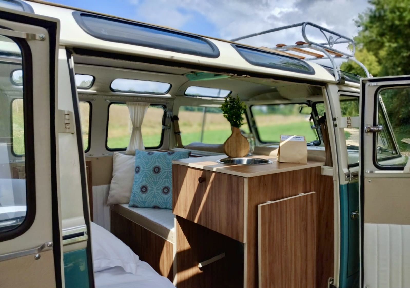 Combi Harvey — Nuit insolite dans un van vintage à Ain à Meillonnas — vue depuis la terrasse