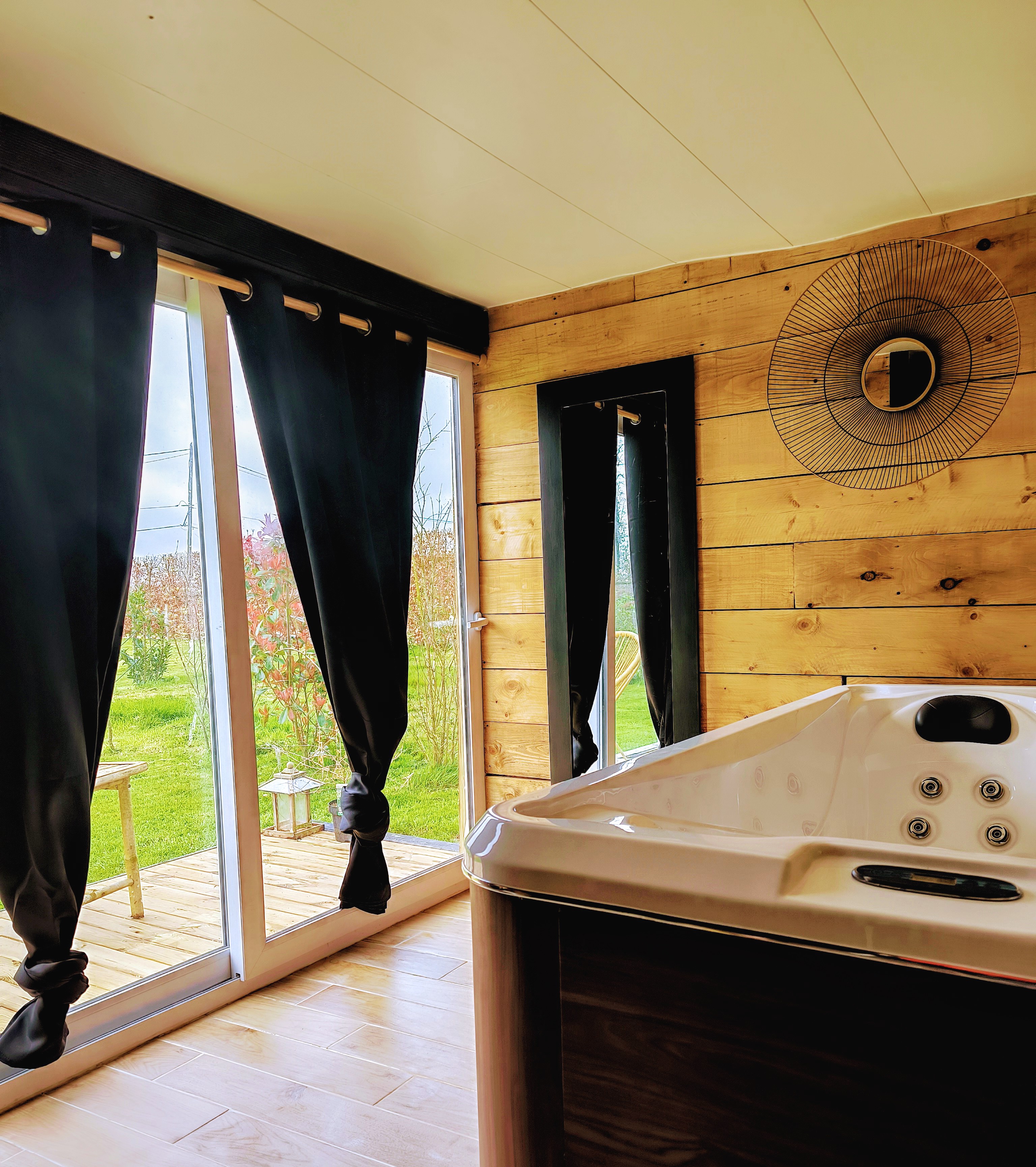 Un dôme enchanteur en Haute-Normandie avec spa privatif à Thiergeville — espace de vie