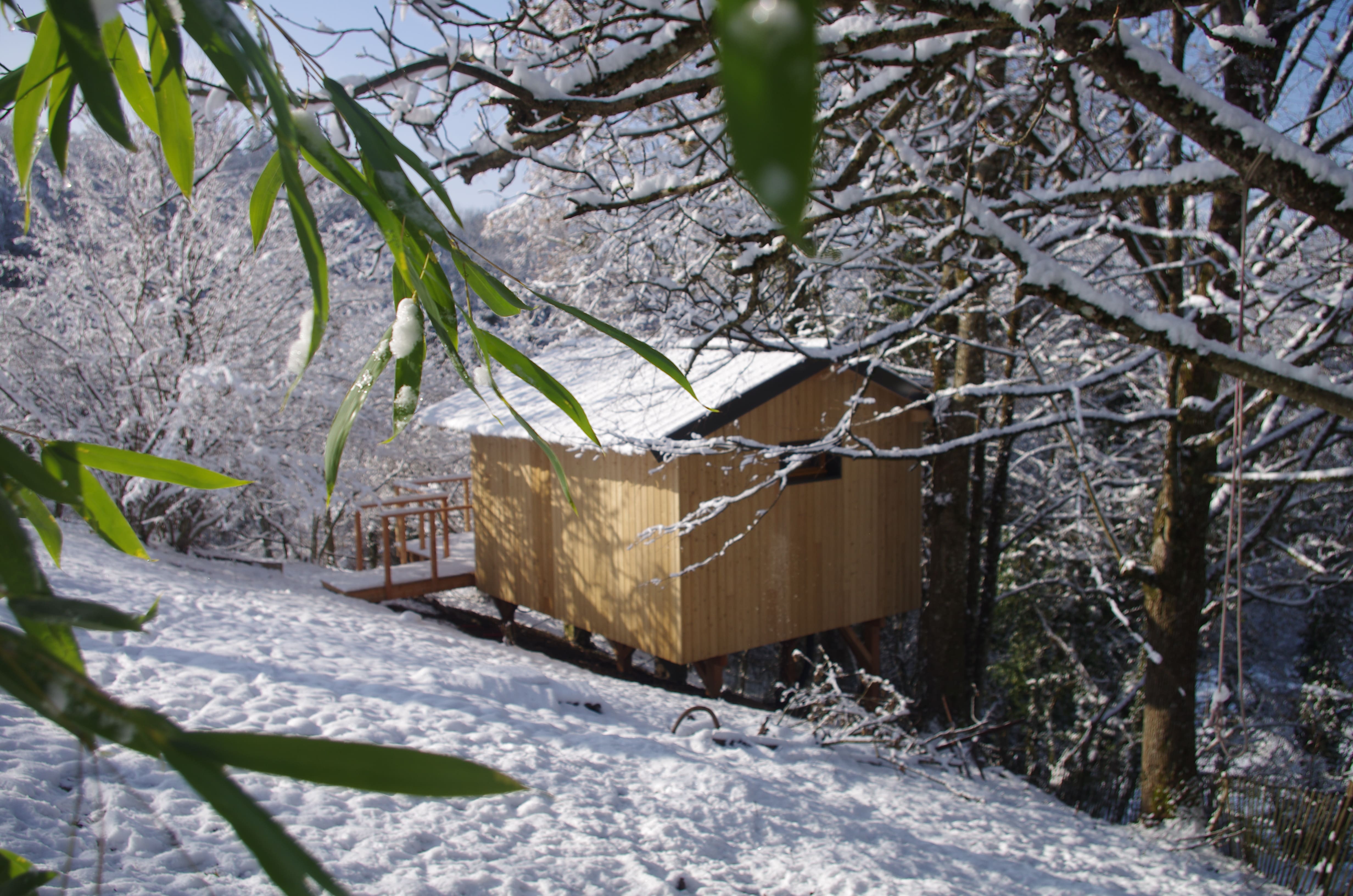 La Cabane aux Rêves Spa — Cabane sur pilotis avec jacuzzi en Savoie à Sainte-Marie-D'alvey — détail architectural