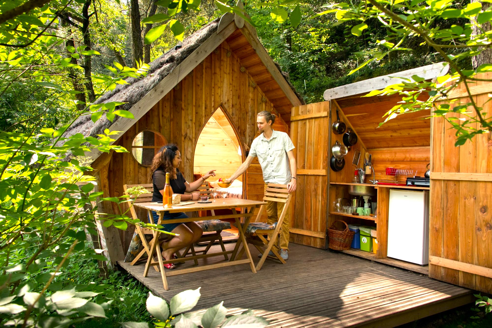 Cabane châtaigne Coutinelle perchée sur terrasse Cévenole à Peyremale — salle de bain