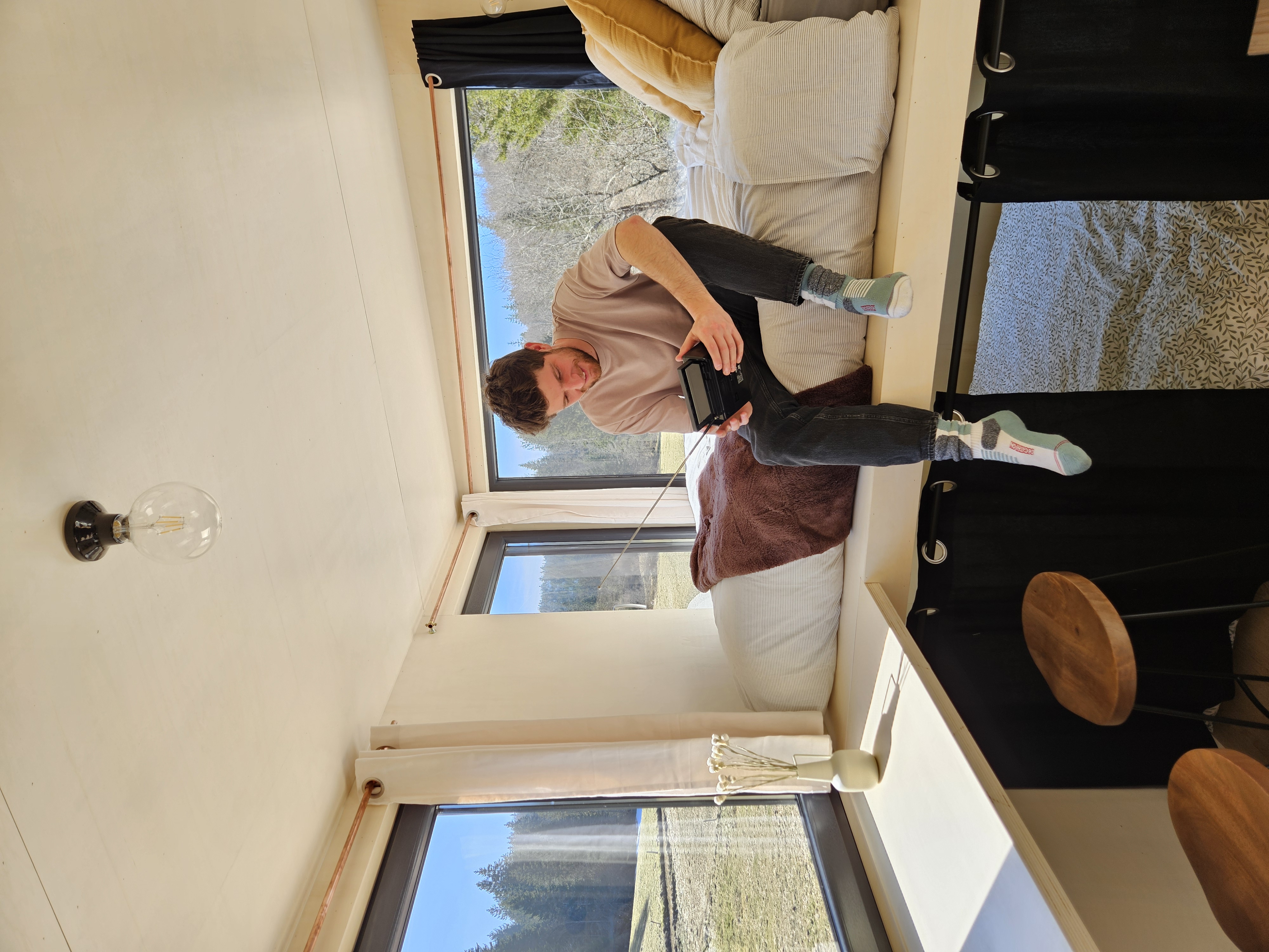Tiny House L'Alpage — Séjour confortable avec vue panoramique à Jura à Dole — détail architectural