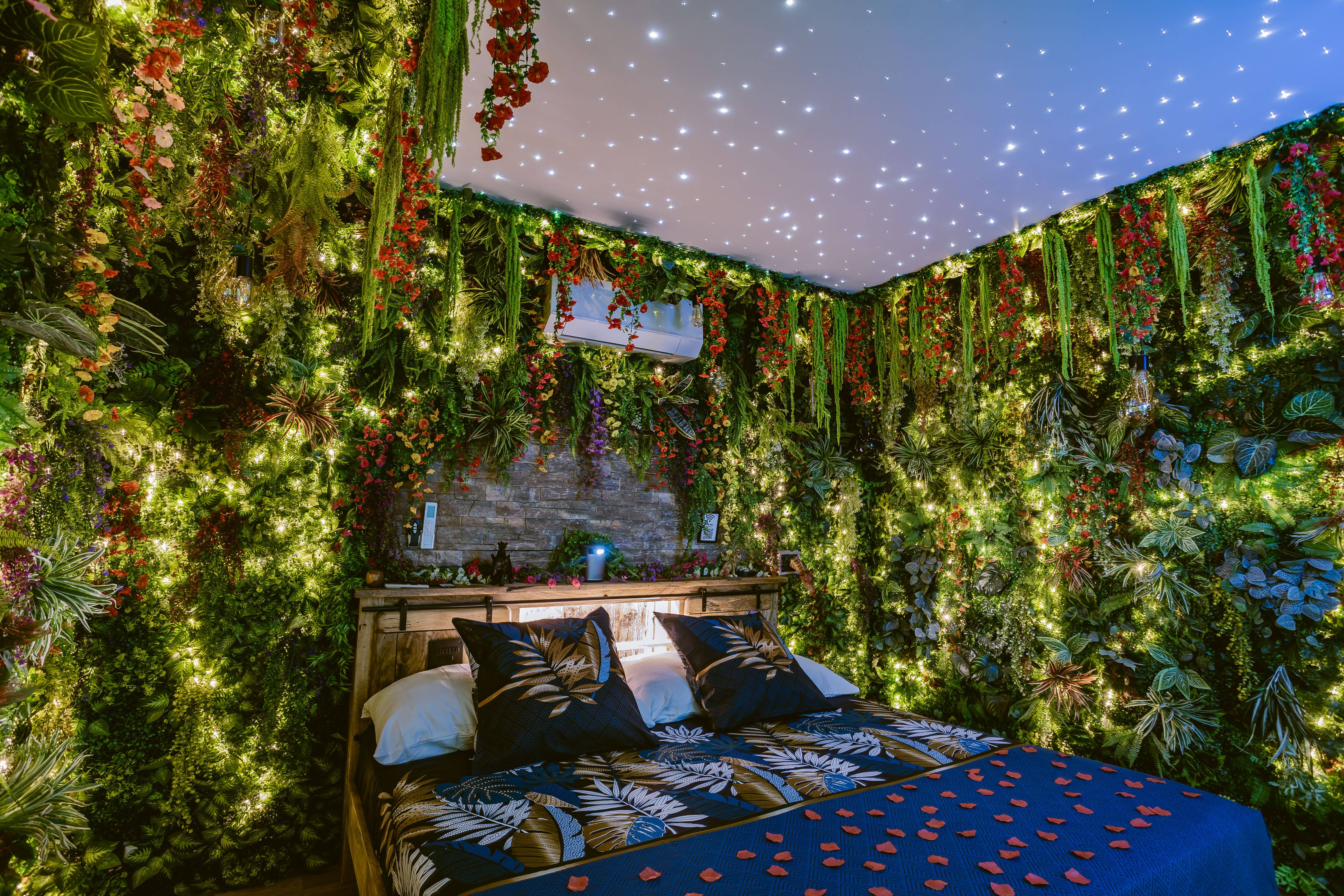 La Jungle Room & Spa — Chambre à thème tropicale en Dordogne à Coursac — environnement naturel