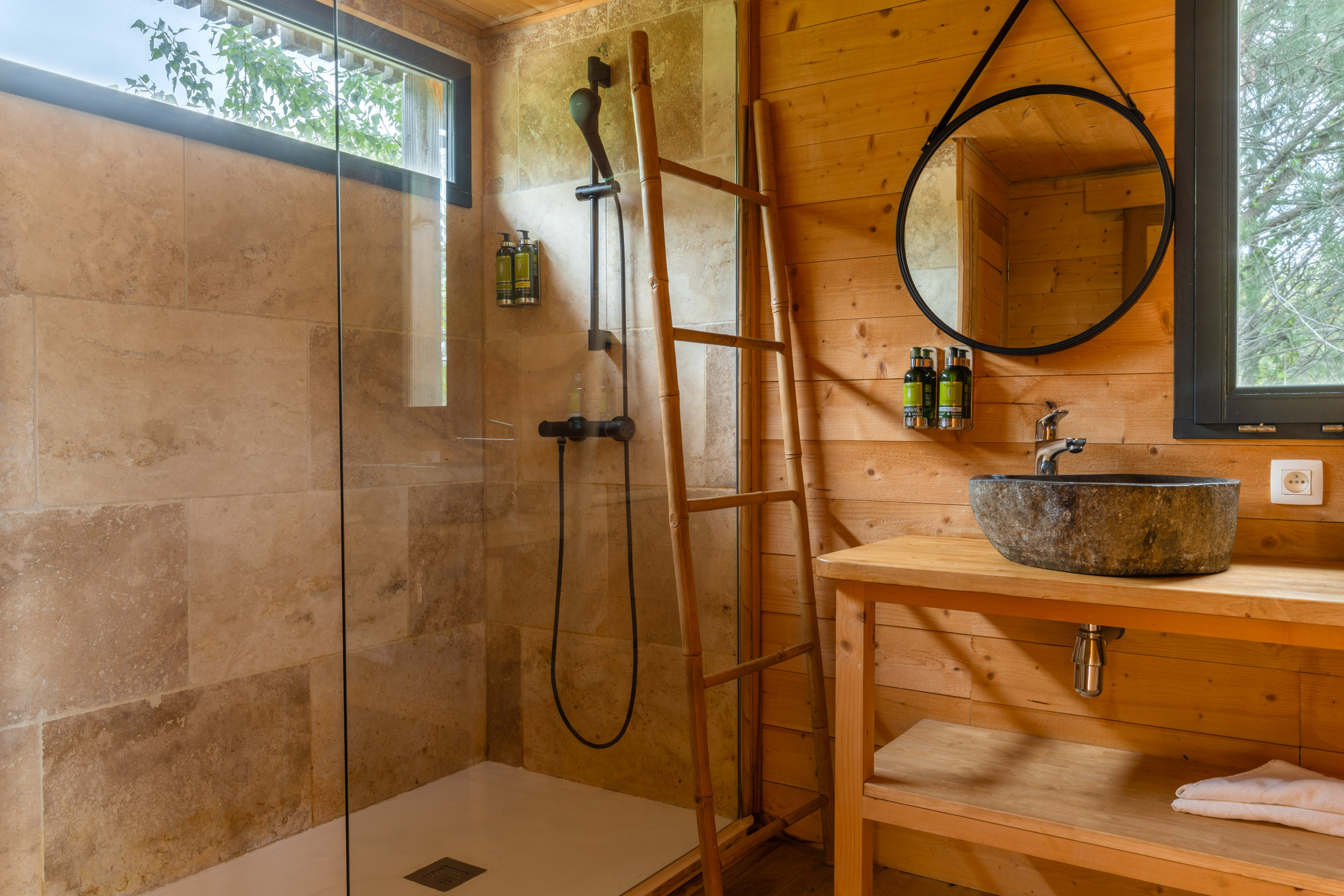 Cabane Spa Innocence : une expérience suspendue en pleine nature à Sorgues — environnement naturel