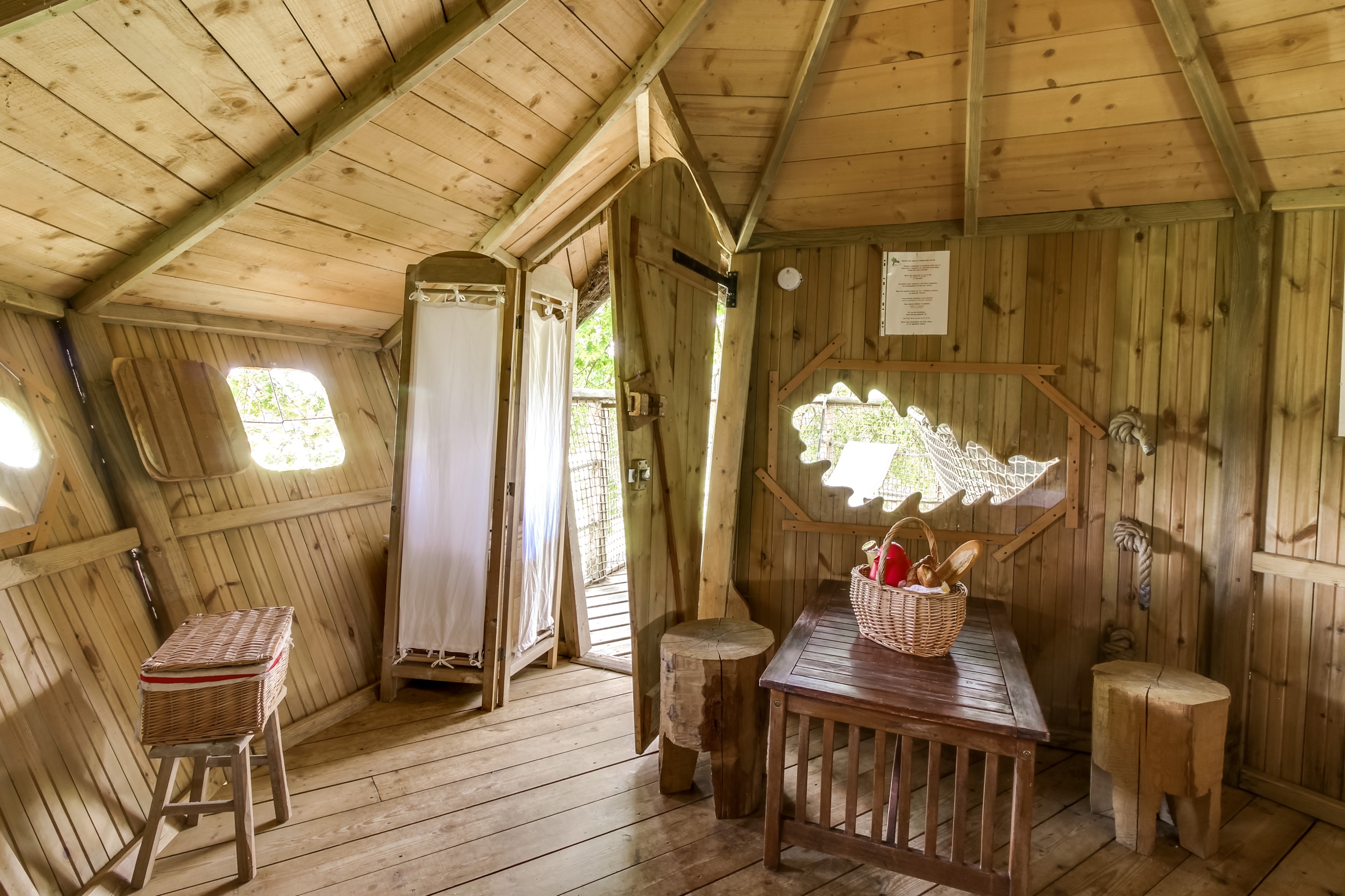 Cabane des Cartes : une expérience suspendue dans les arbres à La Baconnière — espace de vie