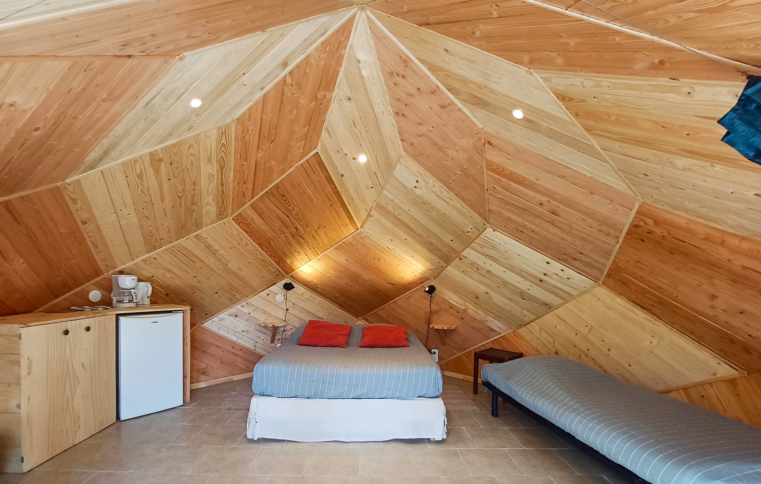 Cabane 'Noisette' au bord d'un lac