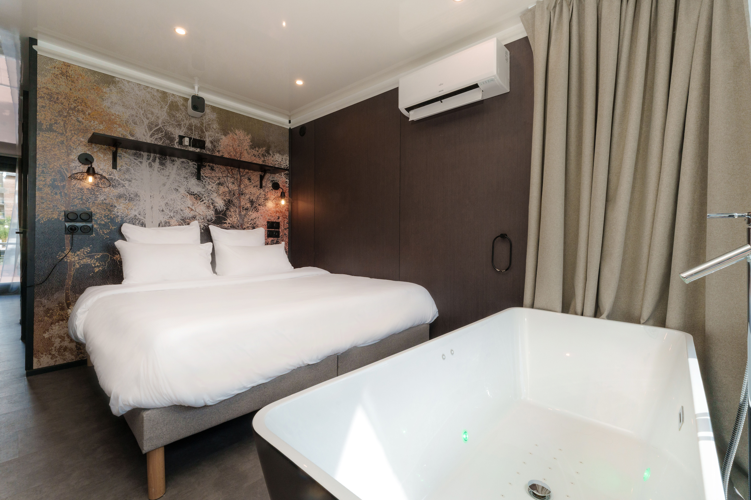 Une suite flottante luxueuse avec spa privatif en Île-de-France à L'isle Adam — vue intérieure