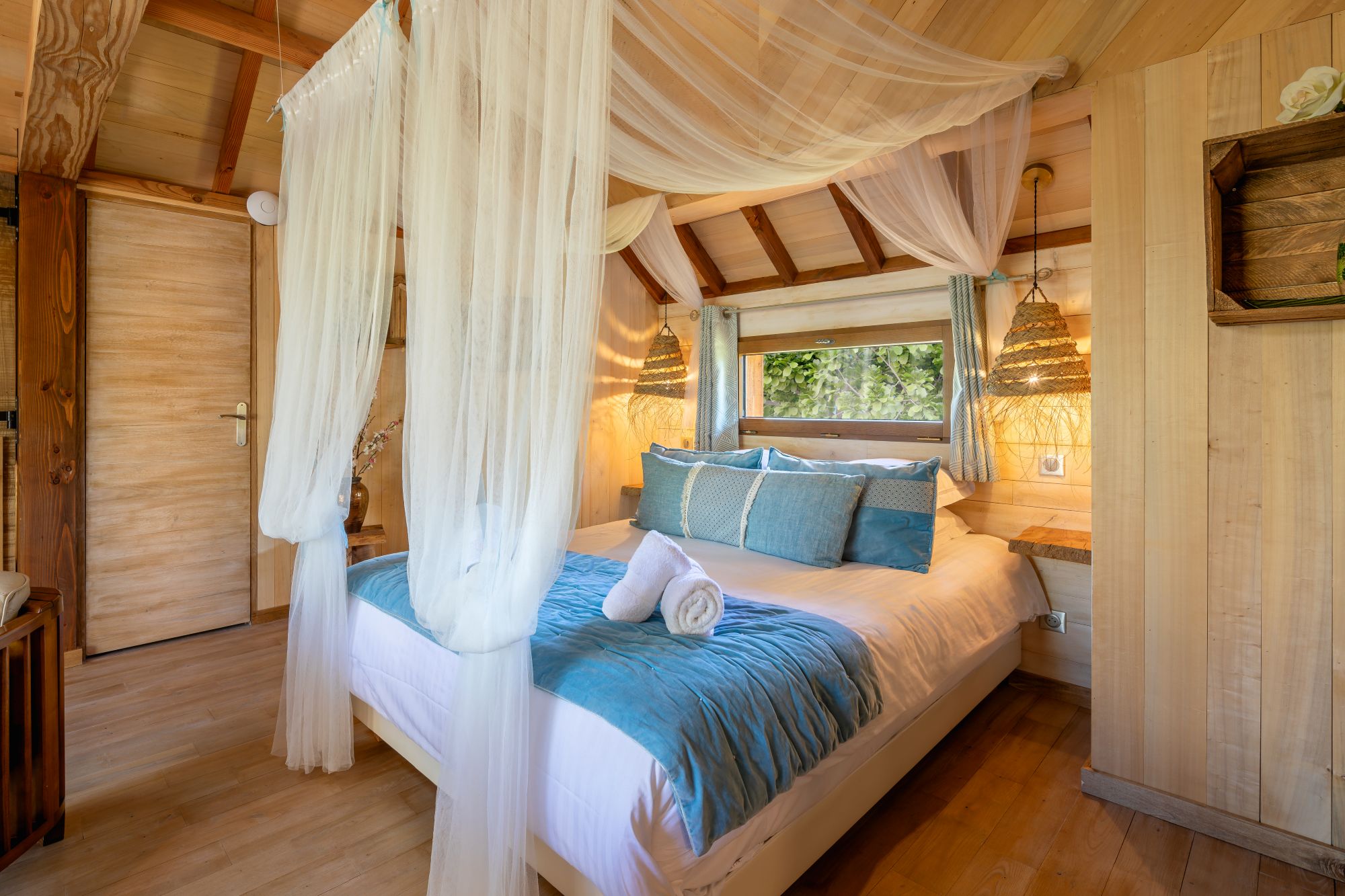 Cabane Spa Béquia : une expérience unique sur pilotis en Aquitaine à Carsac-Aillac — vue depuis la terrasse