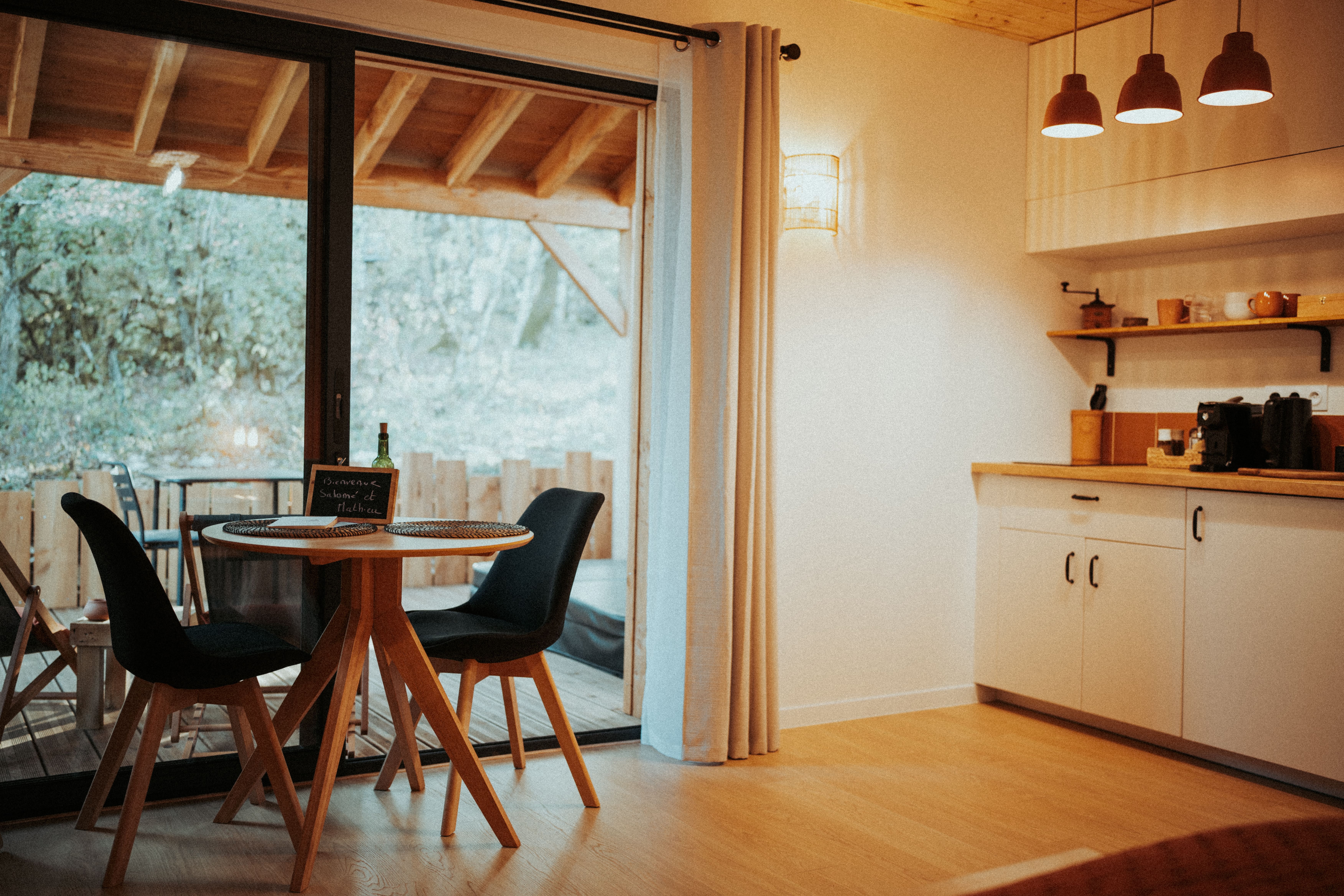 Évasion sensorielle dans une cabane avec spa en Midi-Pyrénées à Mercues — chambre