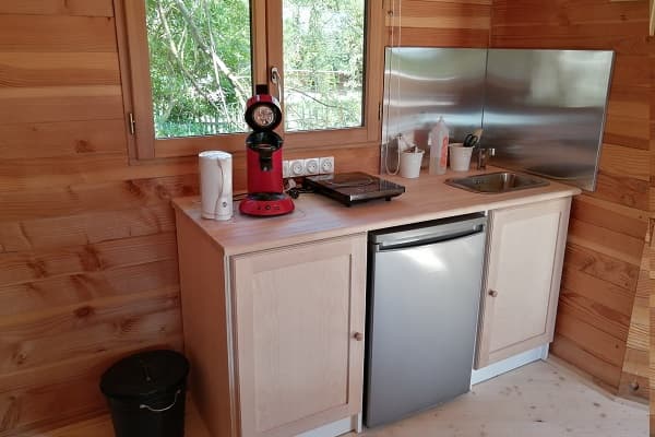 Cabane Ecureuil : une expérience suspendue dans les arbres à Batilly-En-Puisaye — cuisine