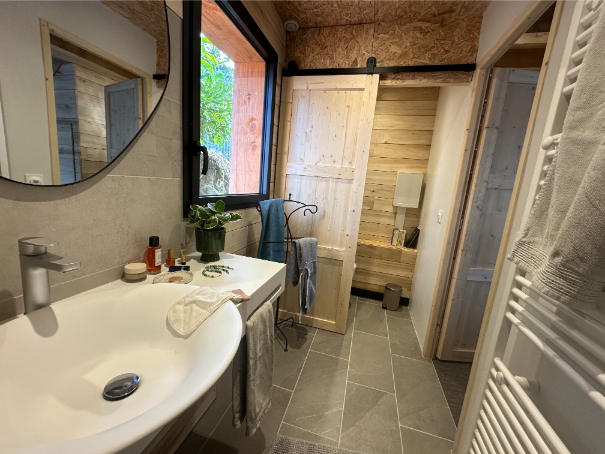 Le Nid du Lac — Cabane avec spa à O'Chambon (Puy-de-Dôme) à Châteauneuf-les-Bains — salle de bain