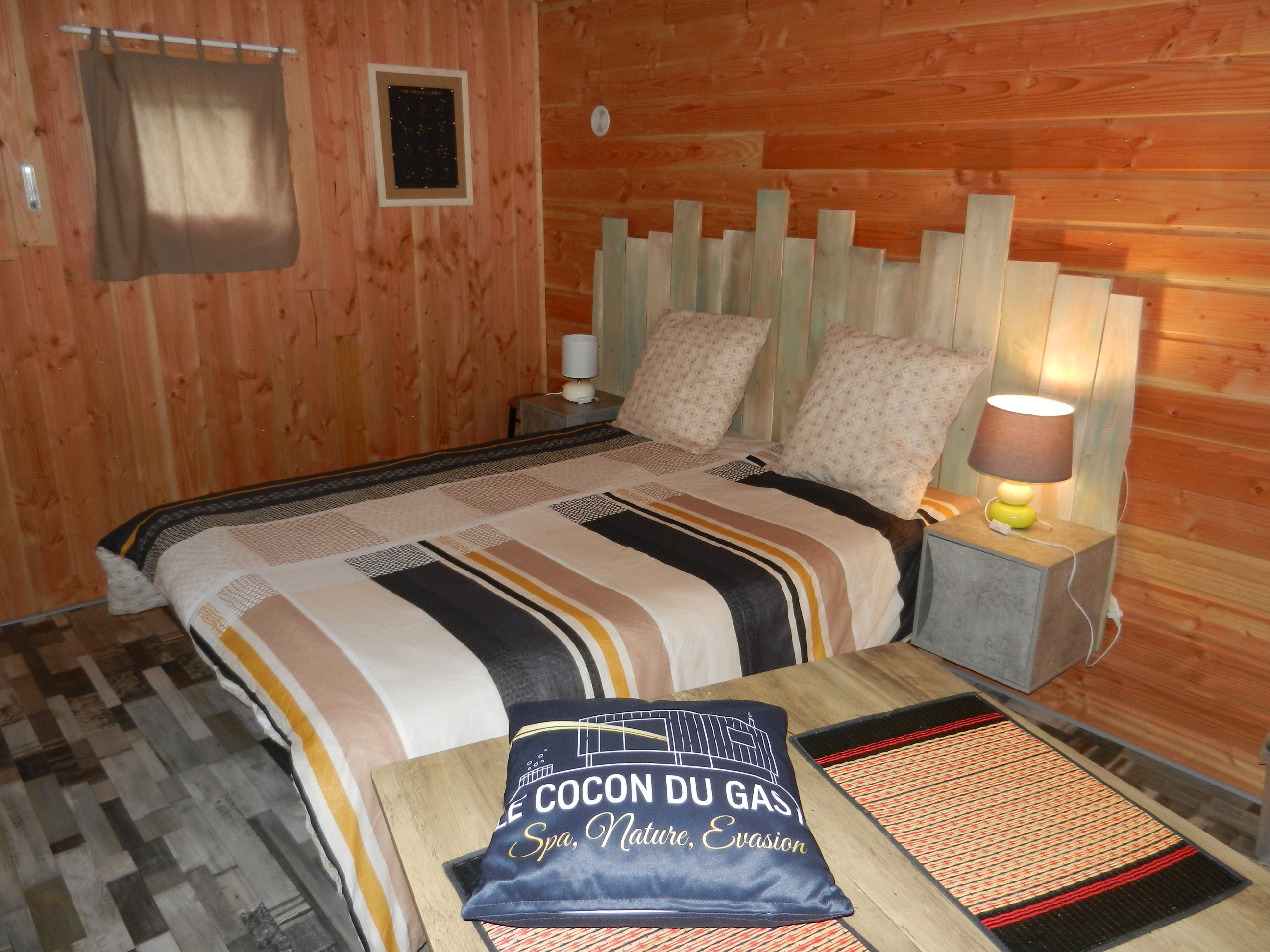 La cabane cocon du Gast — Cabane sur pilotis avec spa privatisable à Creuse à La Nouaille — espace de vie
