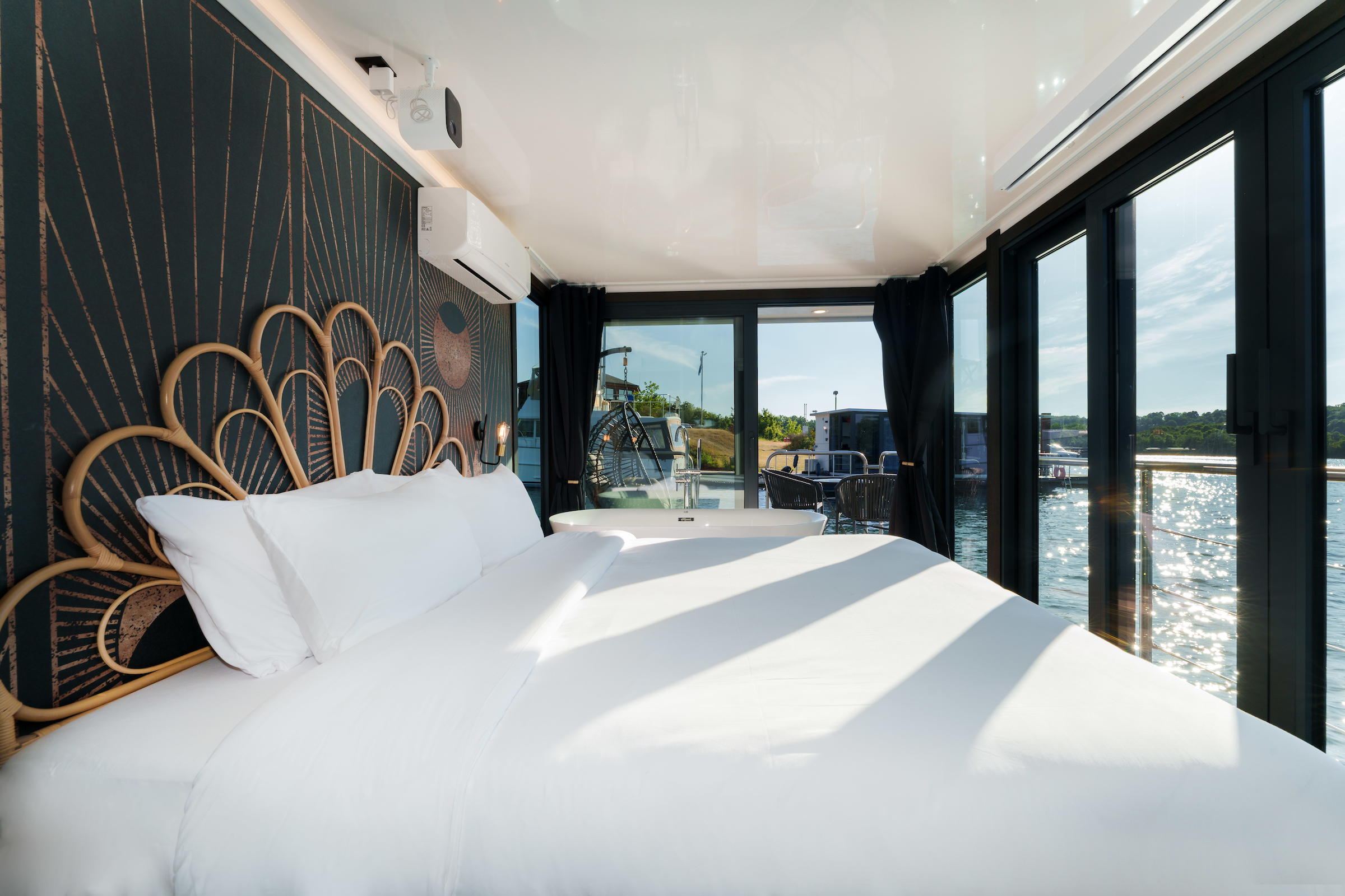 Suite flottante Panoramique — Maison flottante avec balnéo à Port Ilon (Yvelines) à Guernes — vue intérieure