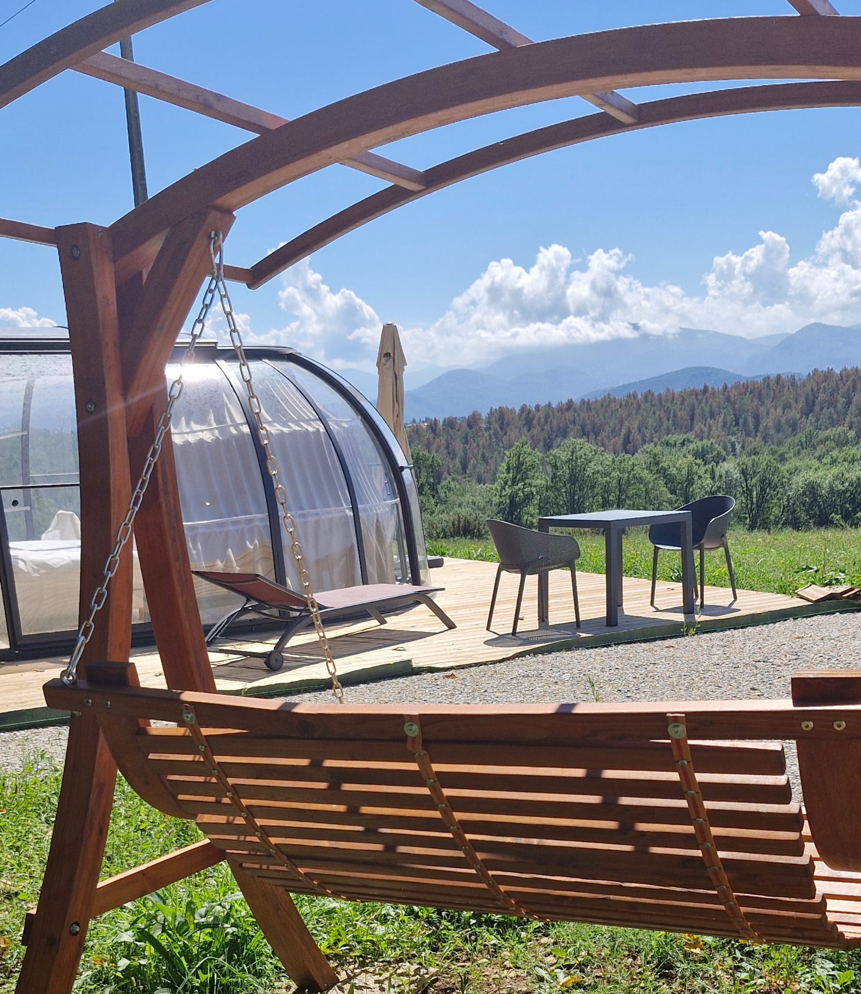 Évasion étoilée dans une bulle avec spa privatif à Les Tourreilles — espace de vie