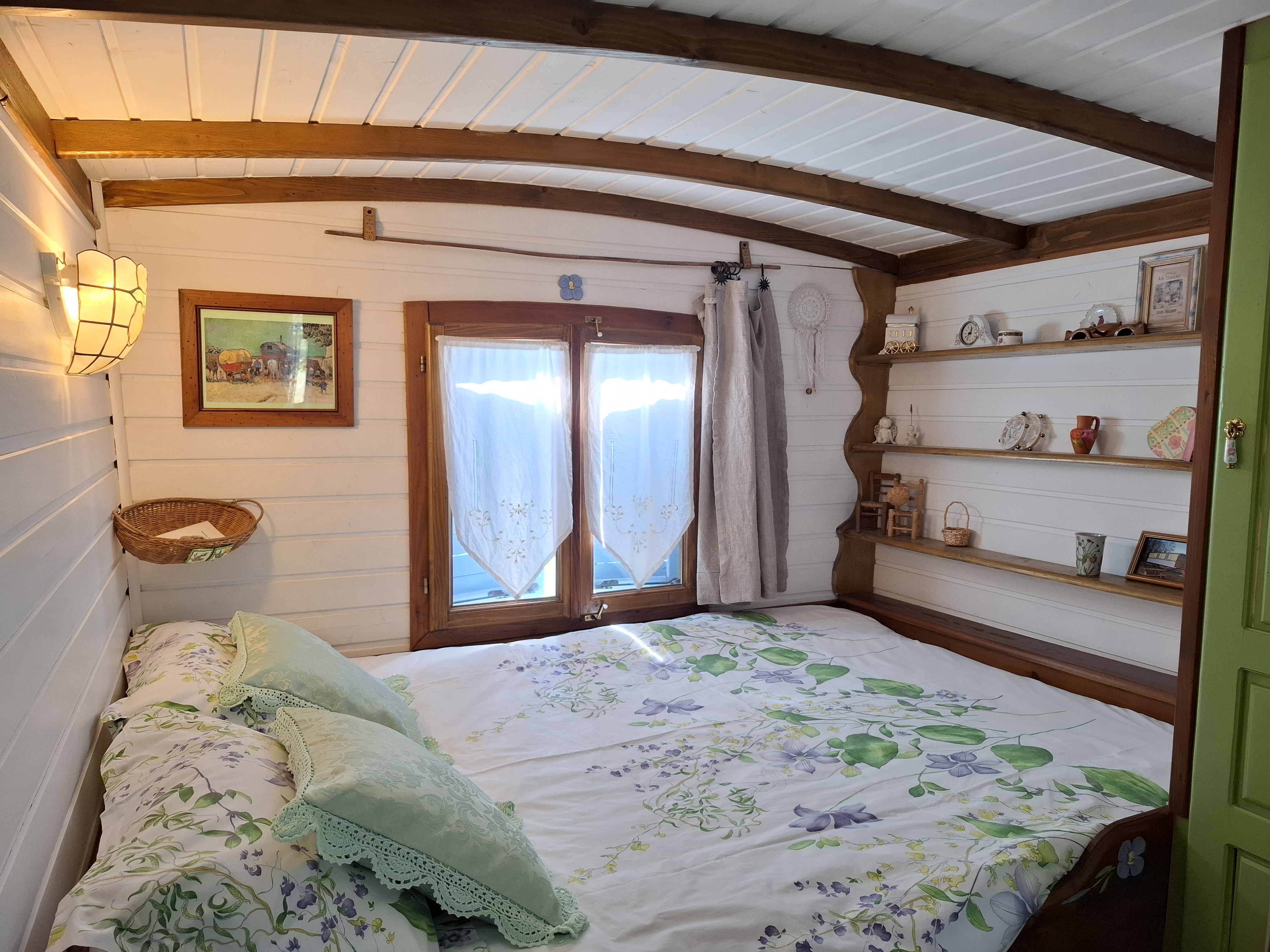 Fleur des Champs — Roulotte avec spa à Sud-Gironde à Bourdelles — vue intérieure