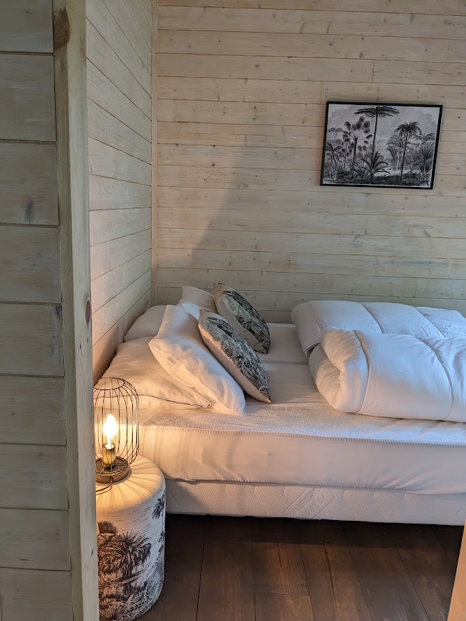 Lodge Spa Supérieur : un chalet romantique en Aquitaine à Biron — cuisine
