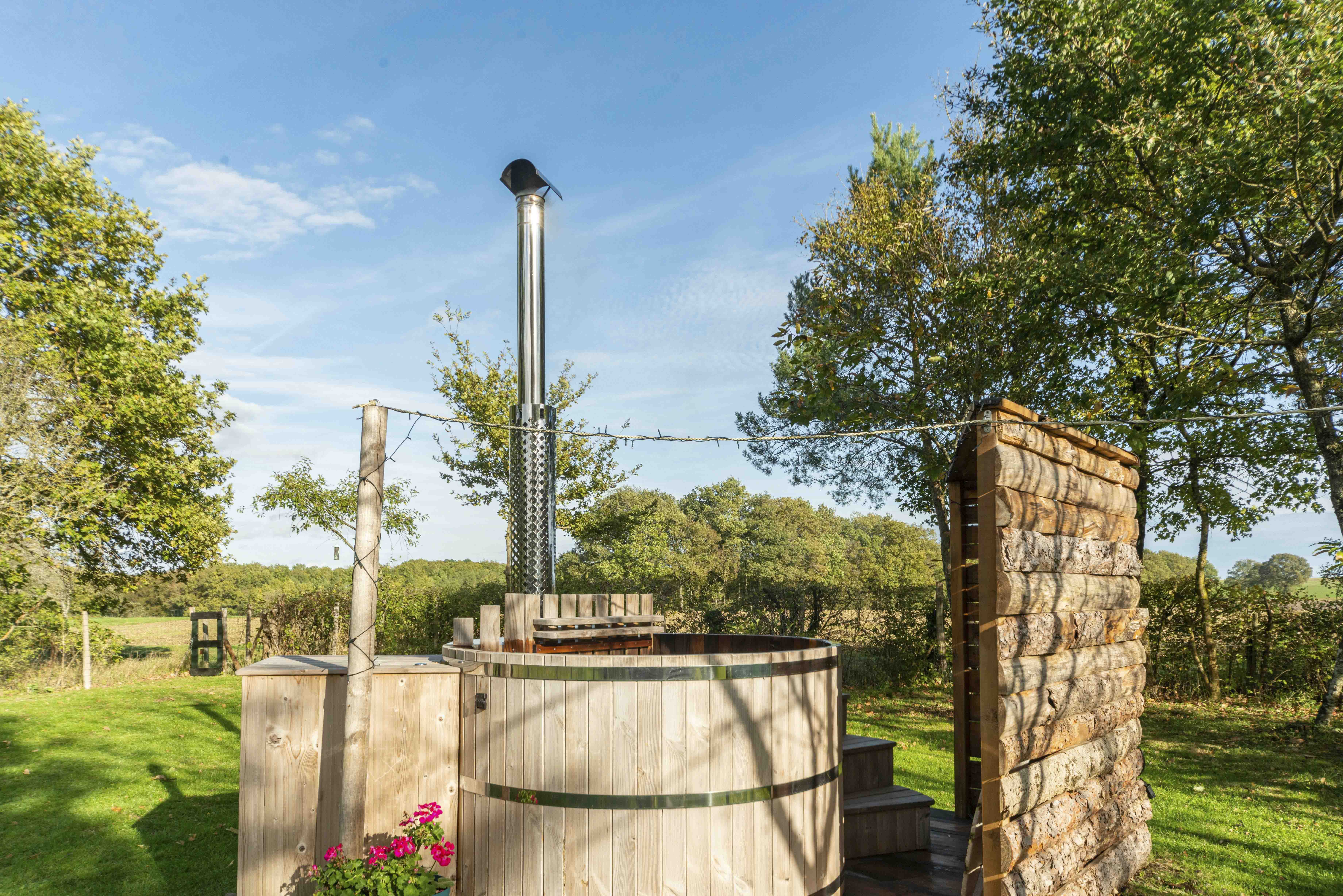 Zen Dome — Dôme avec spa et vue sur la campagne en Indre à Chazemais — détail architectural