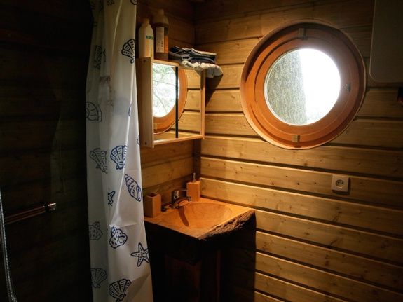 La Cabane aux Secrets — Cabane dans les arbres avec spa à Marne à Bezannes — espace de vie