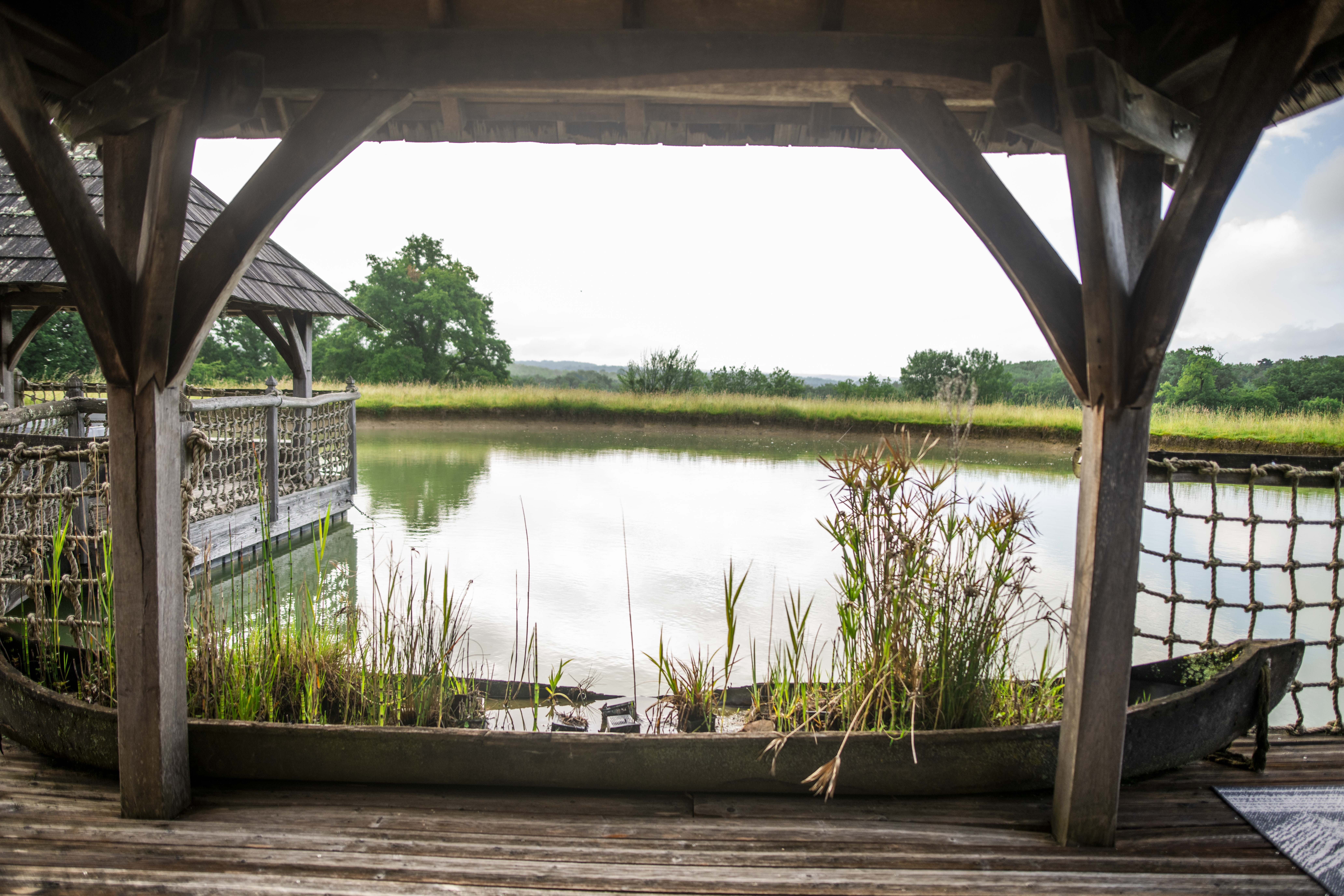 Cabane Château Biron & spa : une évasion sur l'eau en Aquitaine à Beaumontois En Perigord — espace de vie